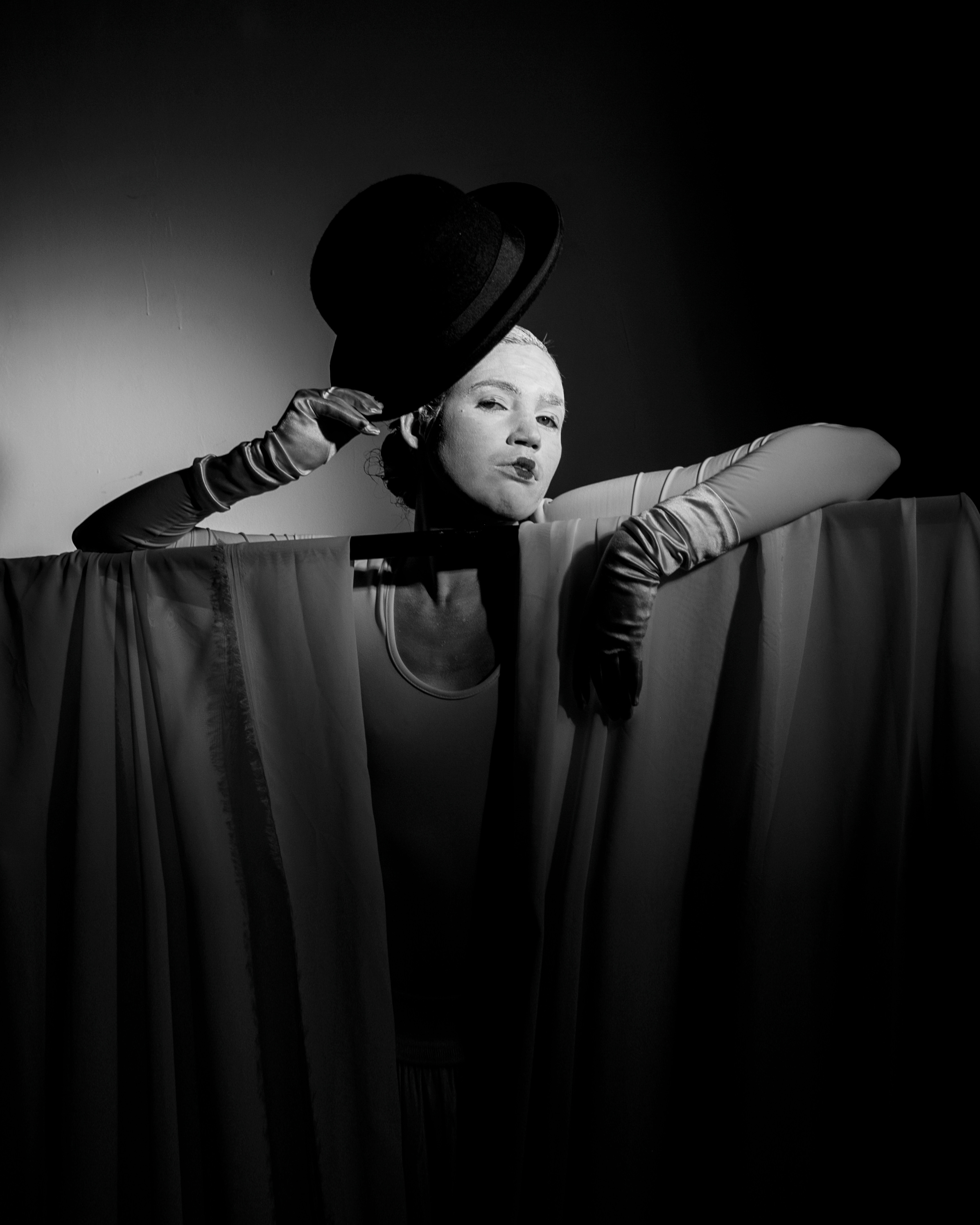 WHITE MASK. Anastasiia Antoniuk portrait, family and couple photographer, Portugal