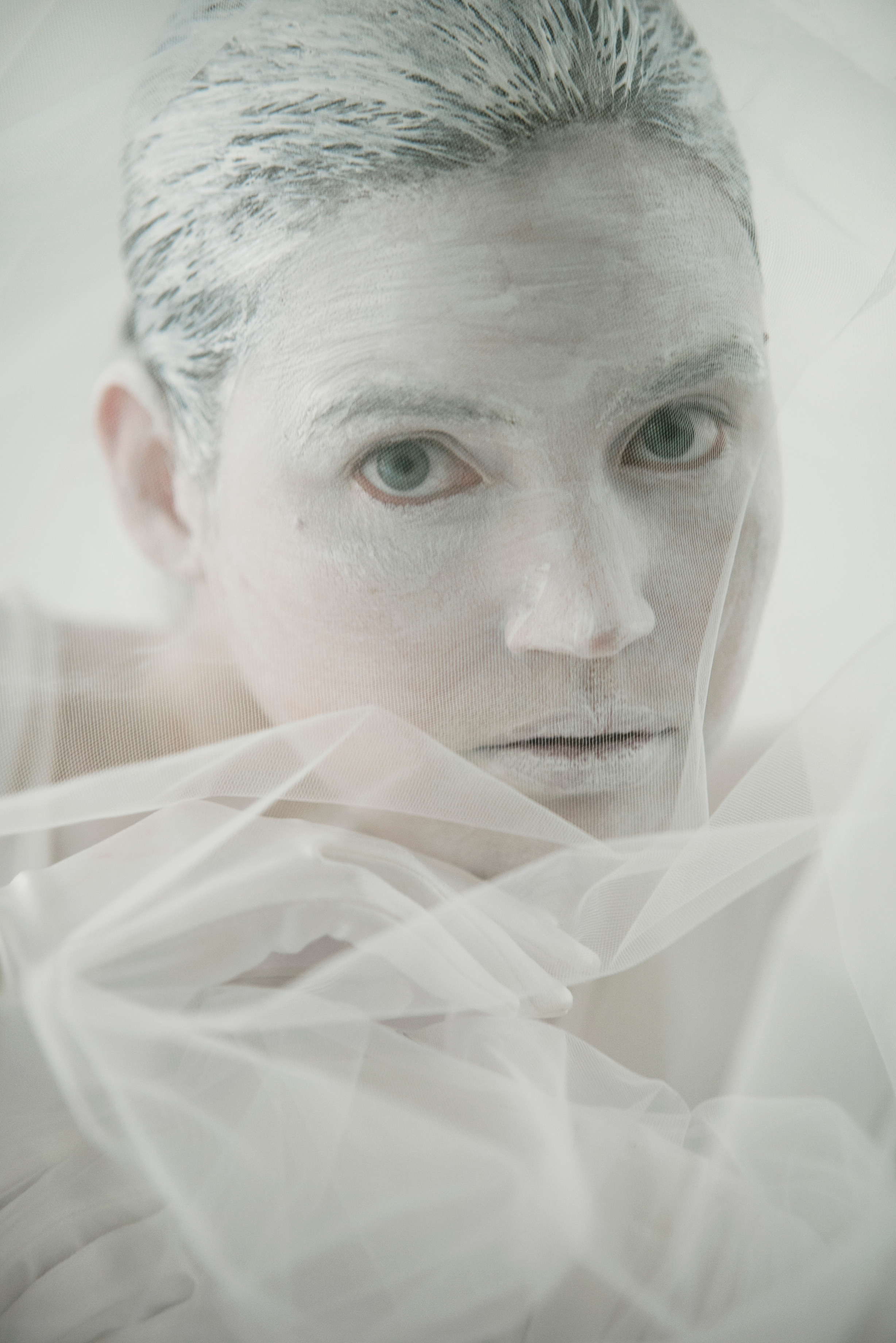 WHITE MASK. Anastasiia Antoniuk portrait, family and couple photographer, Portugal