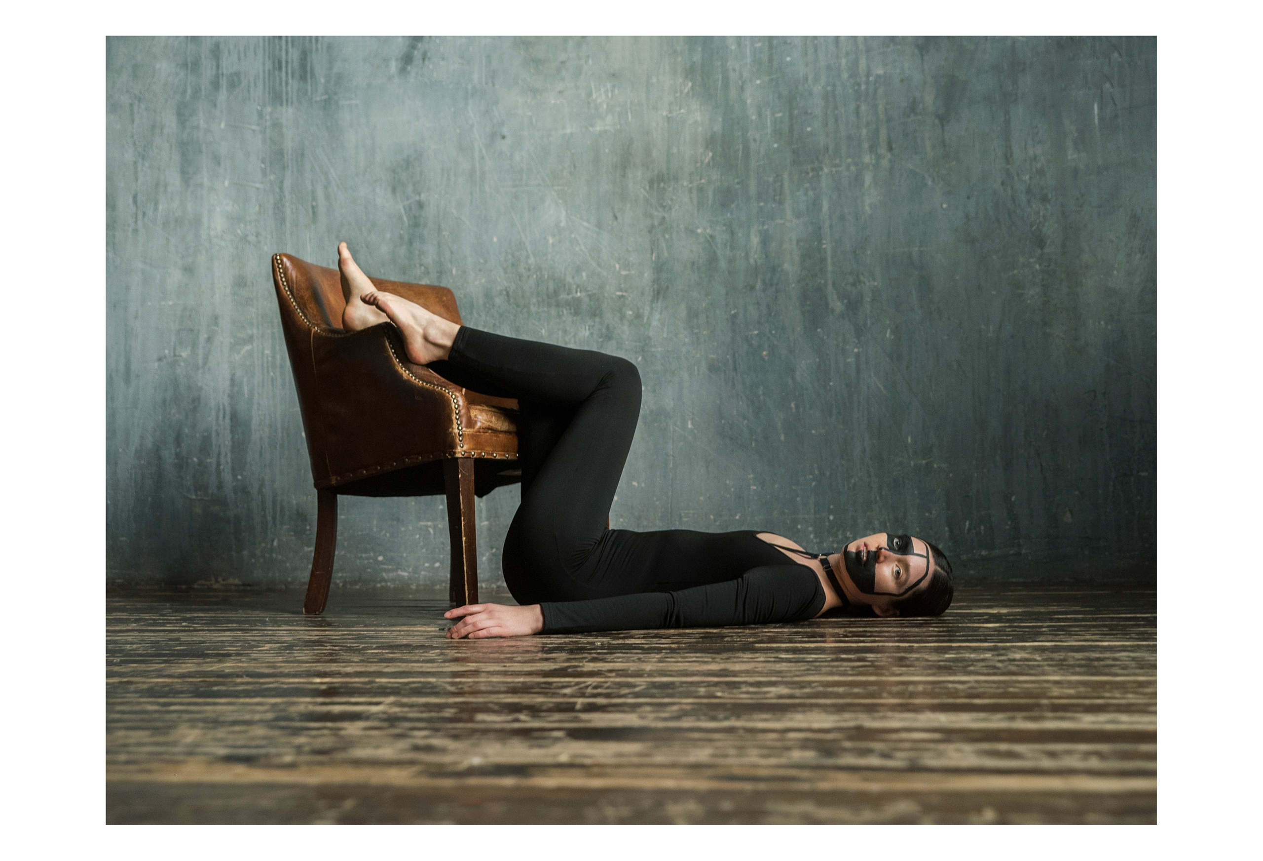 BLACK MASK. Anastasiia Antoniuk portrait, family and couple photographer, Portugal