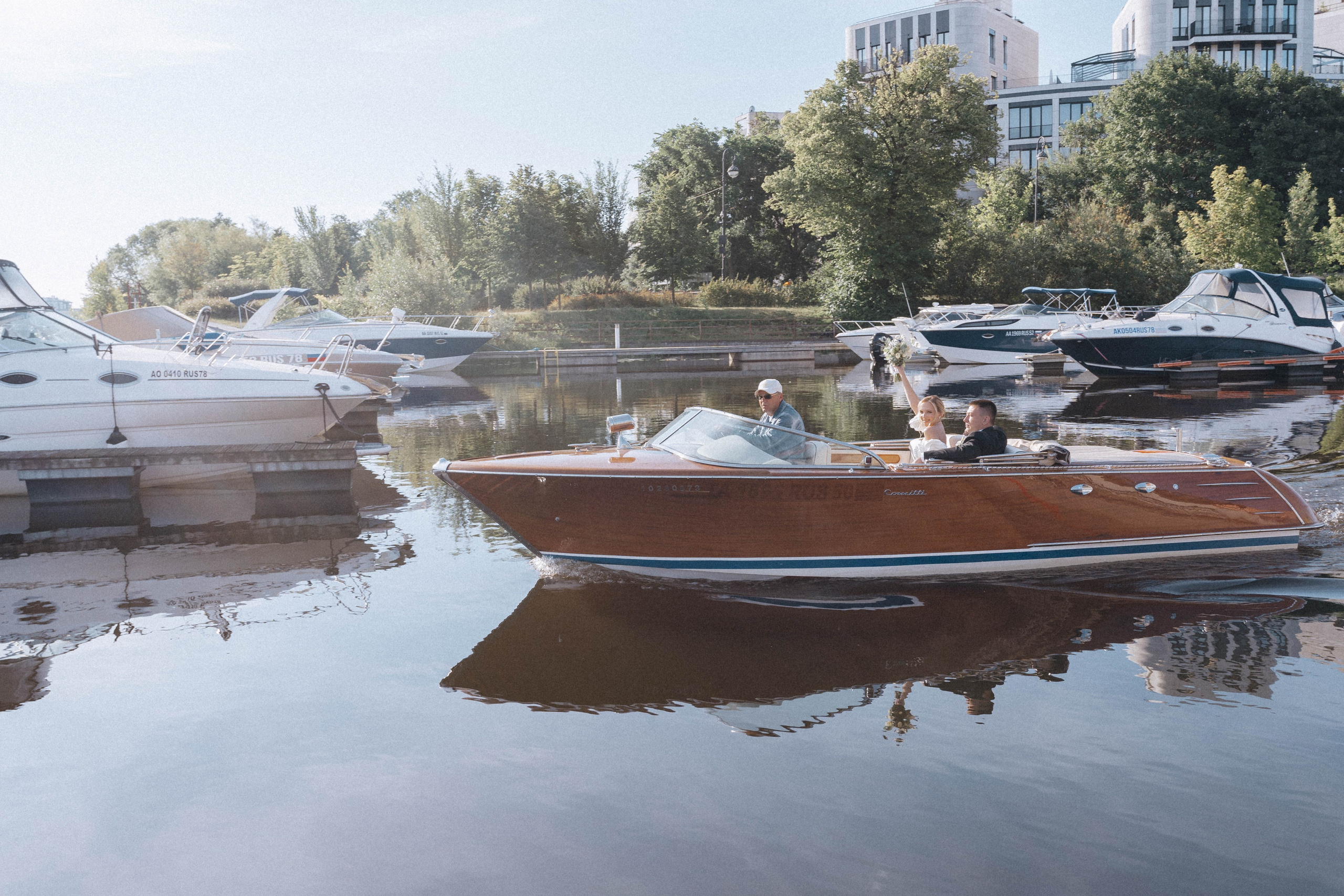 СВАДЕНБНАЯ СЬЕМКА НА КАТЕРЕ ПО КАНАЛАМ САНКТ-ПЕТЕРБУРГА И В АКВАТОРИИ НЕВЫ. Профессиональный фотограф, Санкт-Петербург — Виктория Богомолова