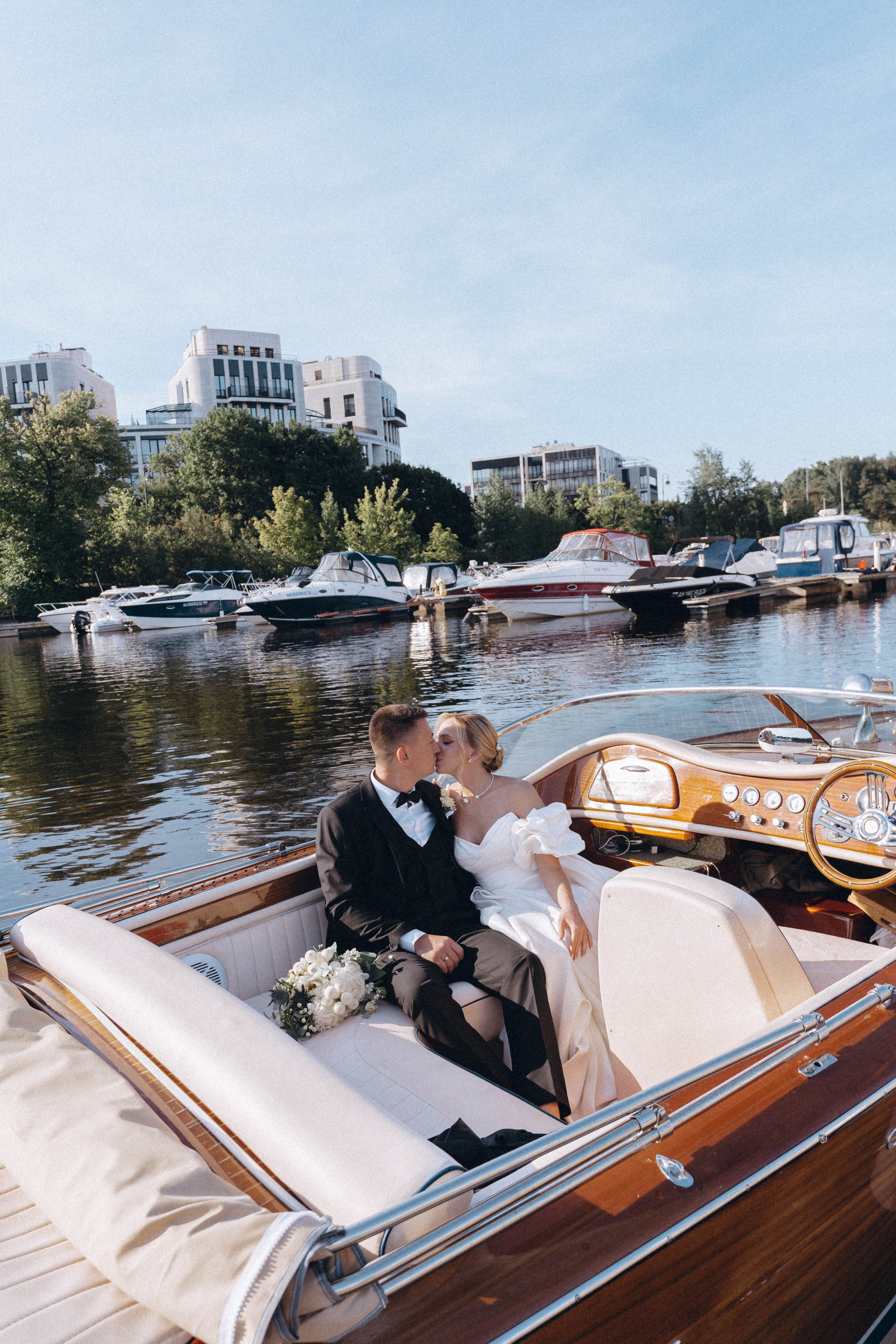 СВАДЕНБНАЯ СЬЕМКА НА КАТЕРЕ ПО КАНАЛАМ САНКТ-ПЕТЕРБУРГА И В АКВАТОРИИ НЕВЫ. Профессиональный фотограф, Санкт-Петербург — Виктория Богомолова