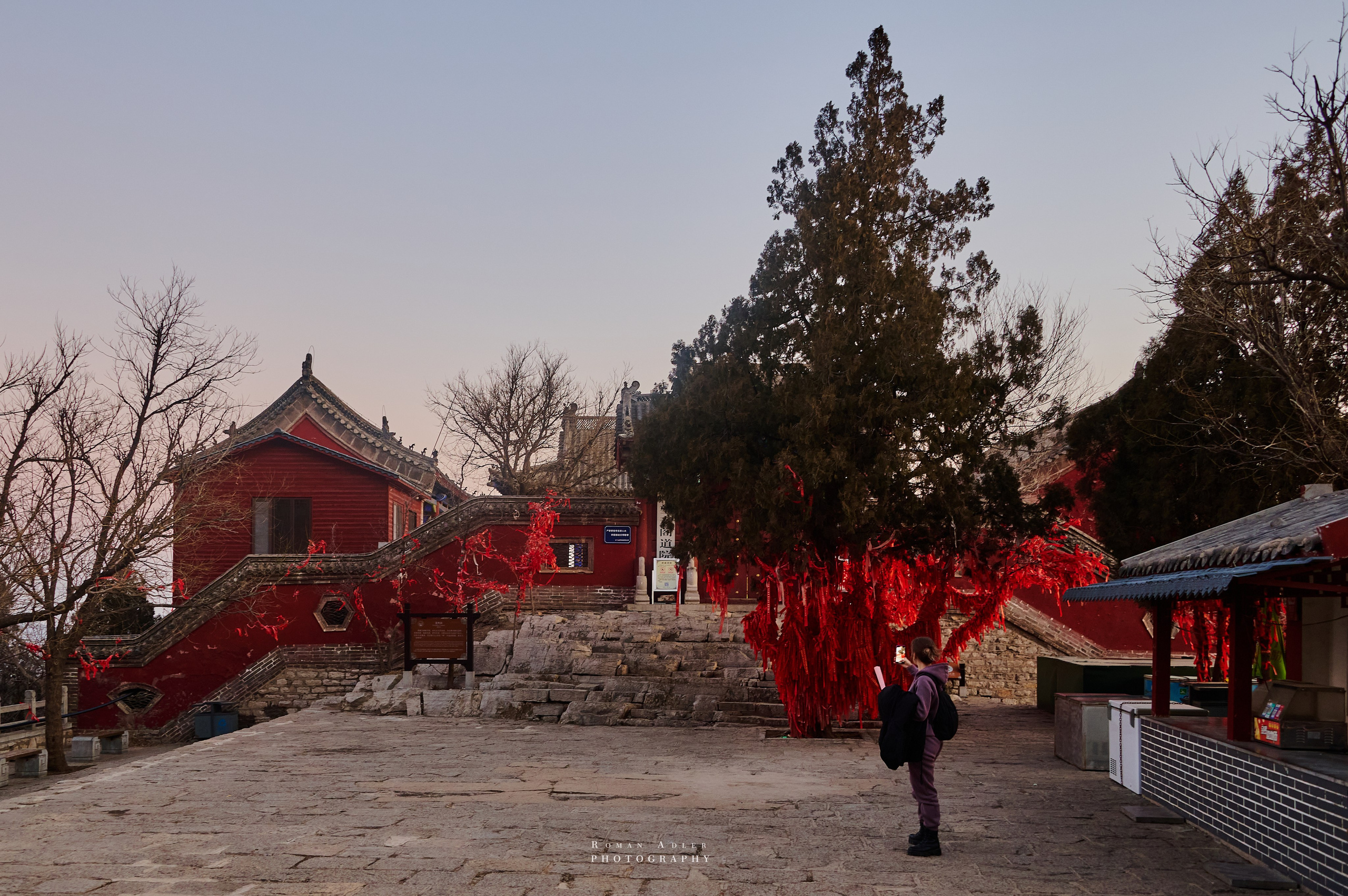 Рассвет на храмовой горе Юнмень. Цинчжоу. Фотограф Роман Адлер