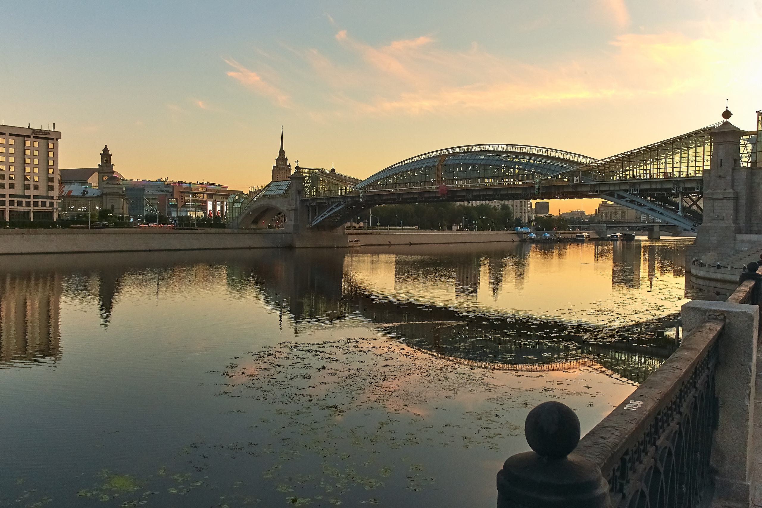 Живописный пейзаж с видом на мост Богдана Хмельницкого: "Утренняя тишина" - фотограф Виталий Дени 