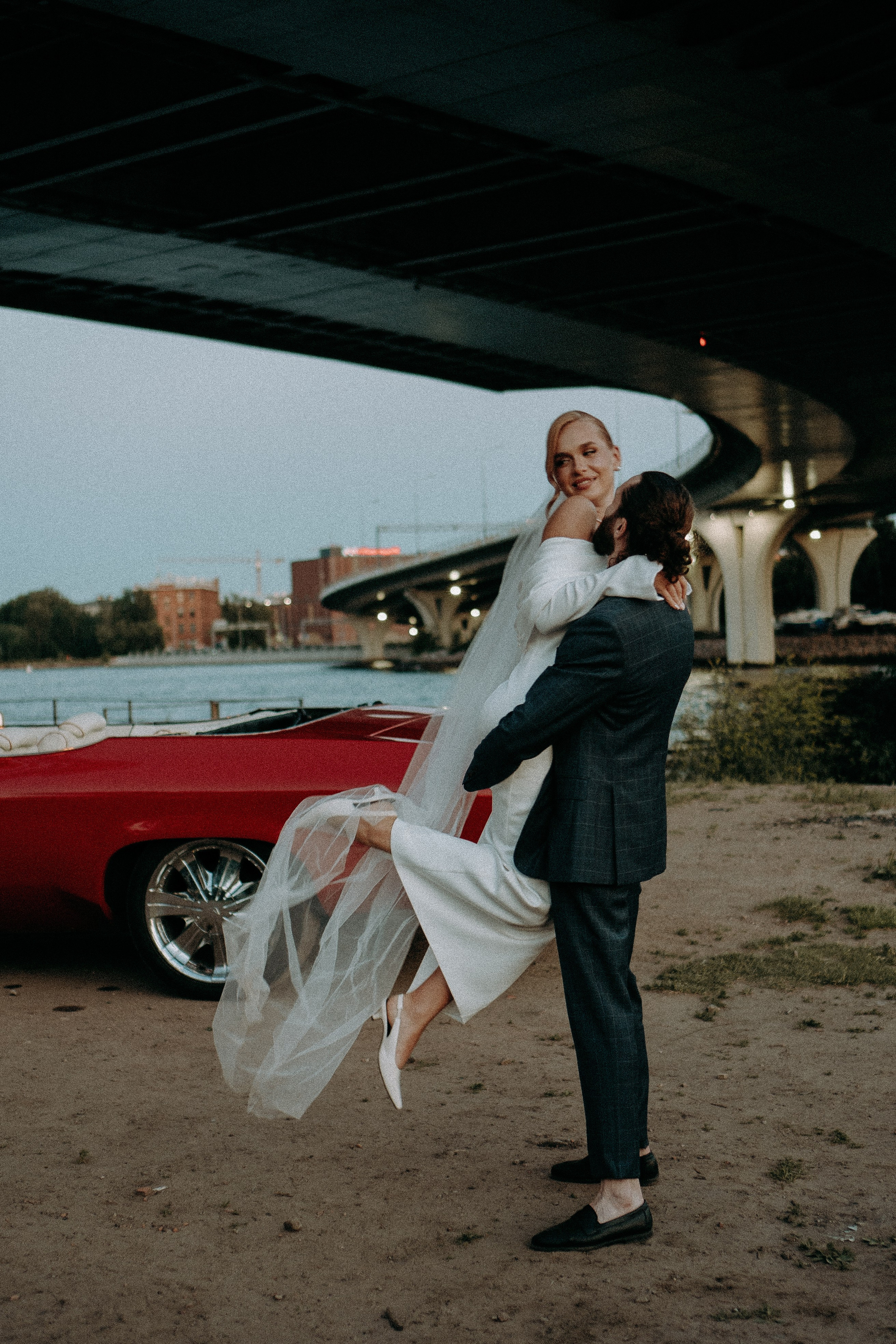 СВАДЕБНАЯ СЬЕМКА ВОЗЛЕ МСОТА БЕТАНКУРА НА КАБРИОЛЕТЕ. Профессиональный фотограф, Санкт-Петербург — Виктория Богомолова