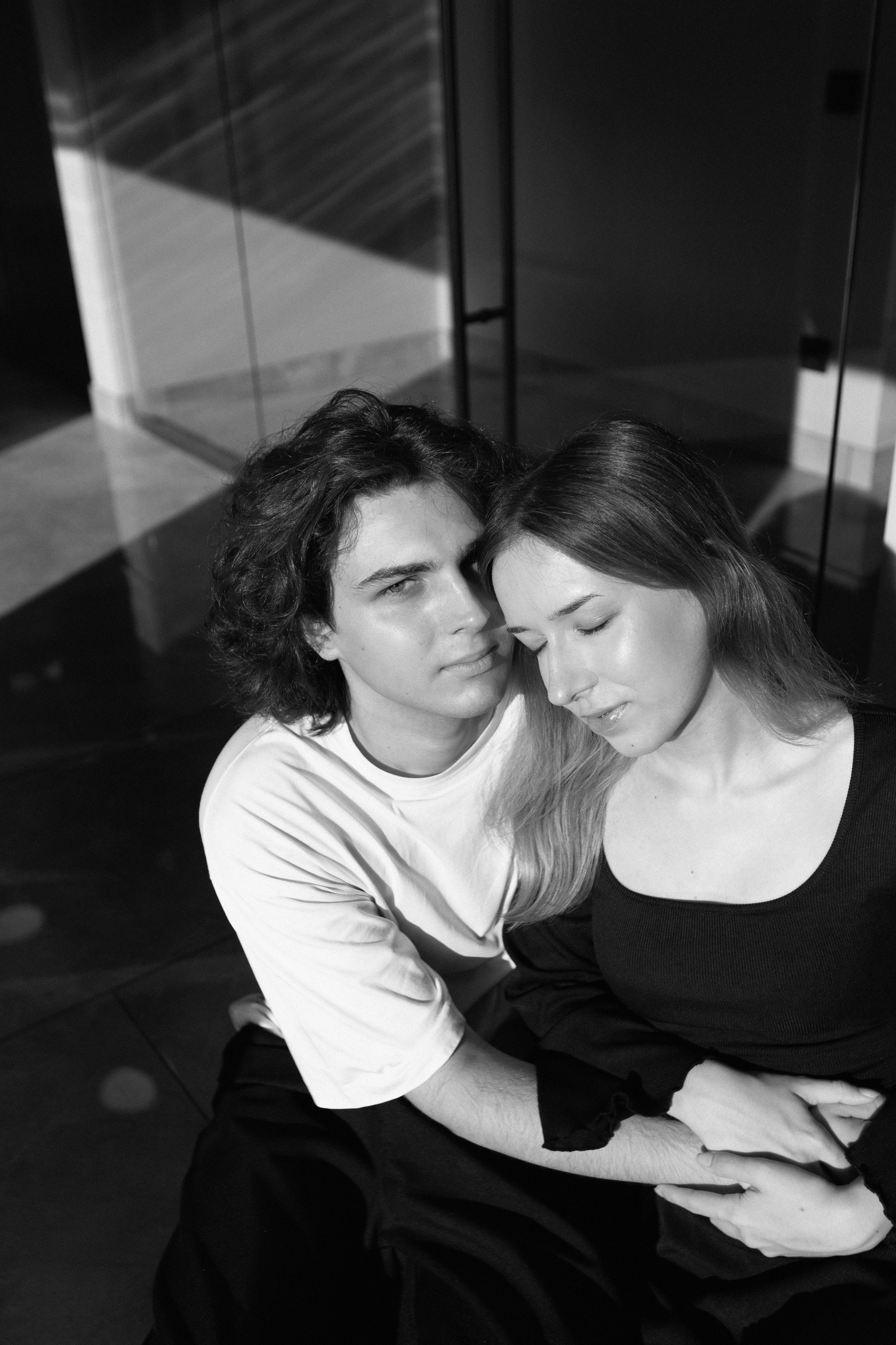 Девушка с закрытыми глазами улыбается в объятиях — нежная Love Story в  Москвы