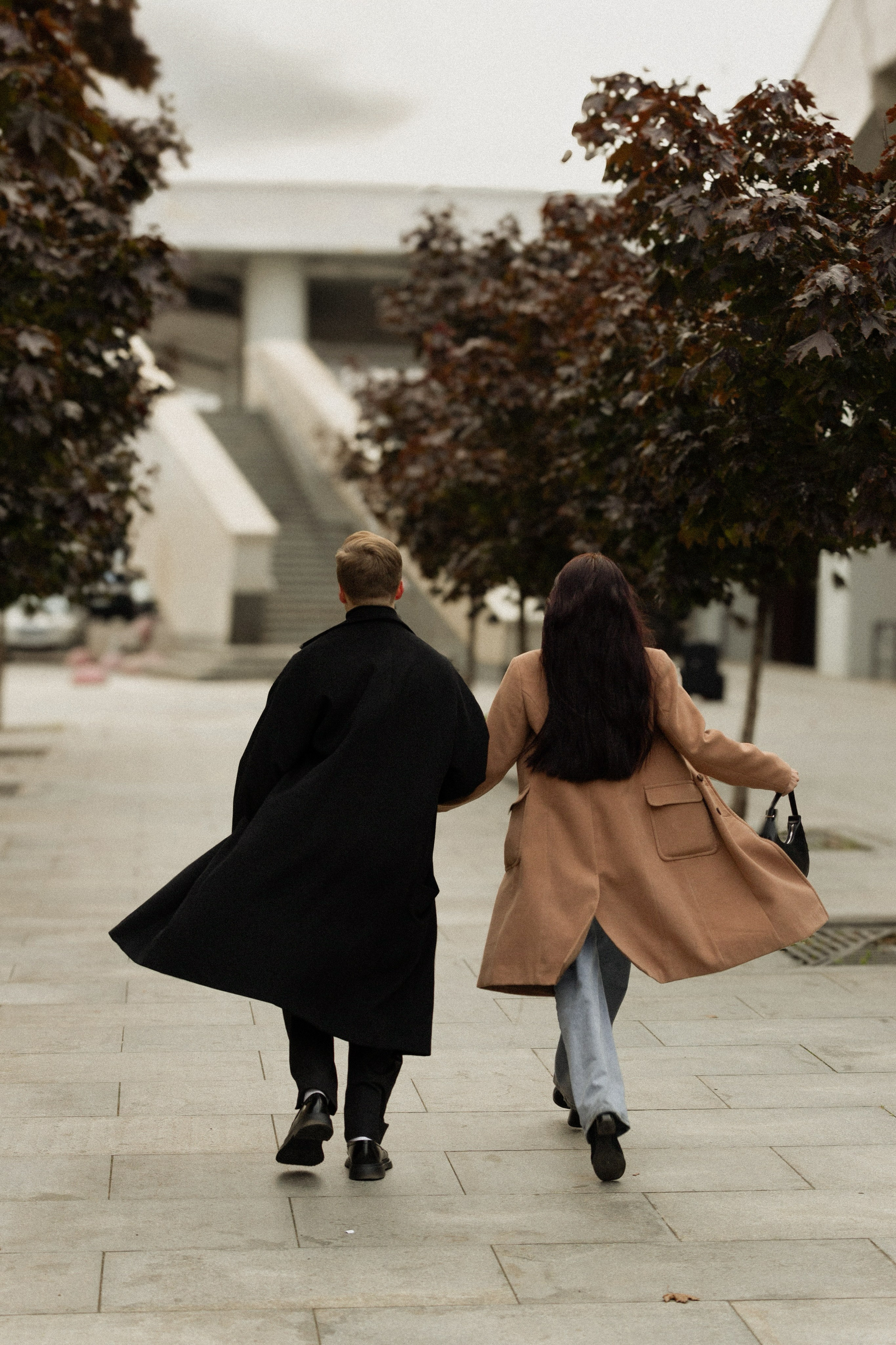 Парная фотосессия в плащах 