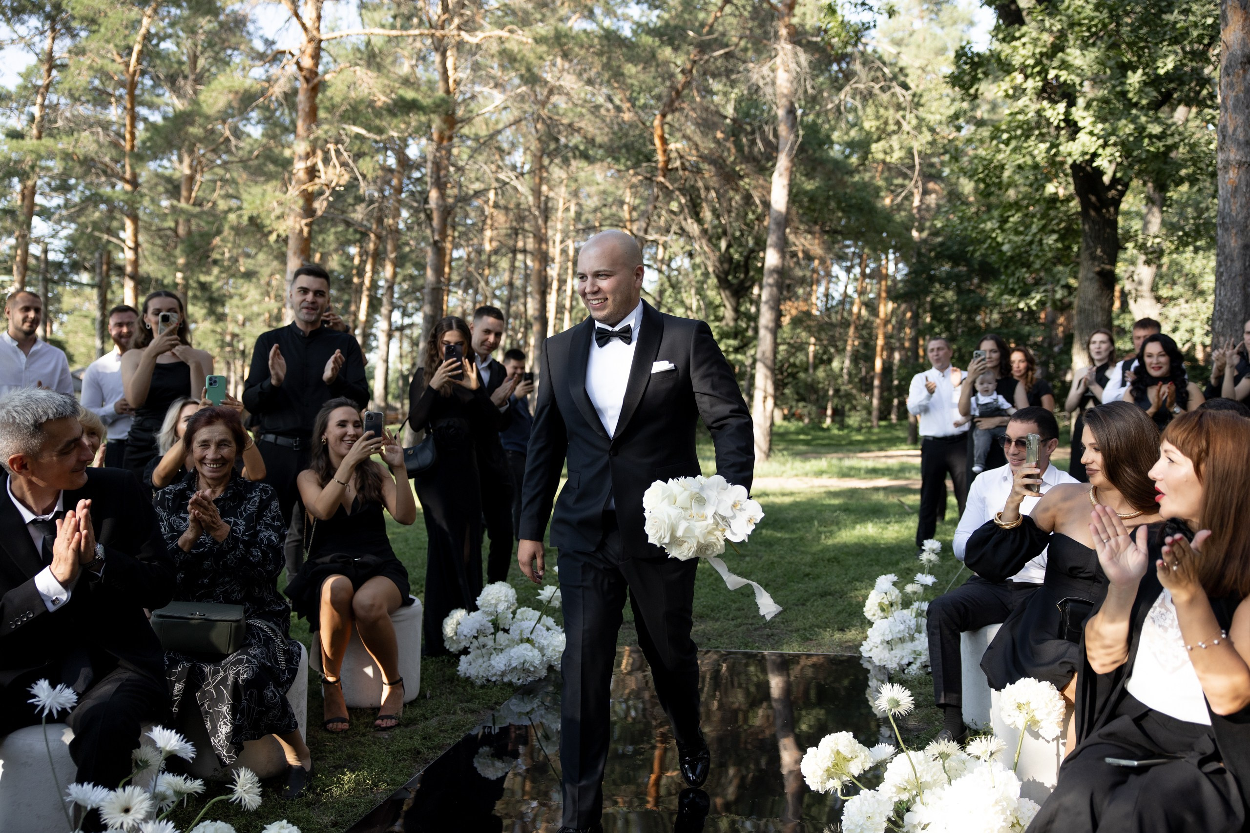 Здравствуйте! Я свадебный фотограф из Ульяновска, работаю в том числе по всей России и с выездом за границу. Снимаю свадьбы, lovestory, корпоративы, светский репортаж. Провожу обучение по фотографии, мастер-классы и воркшопы для других фотографов.