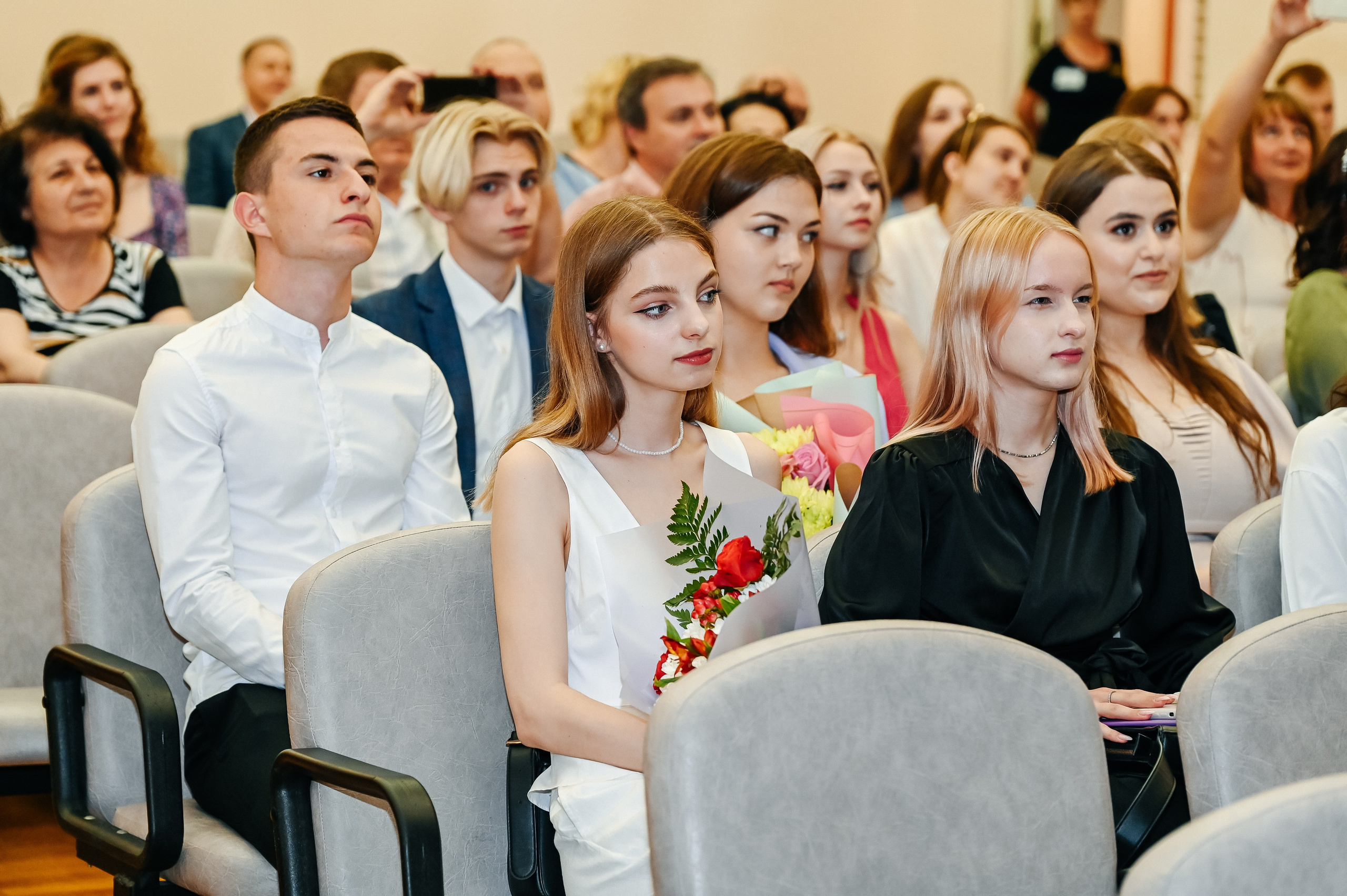 Вручение аттестатов. 11 класс. Фотограф Арина Агапова. Подольск, Москва https://arinafoto.wfolio.pro/