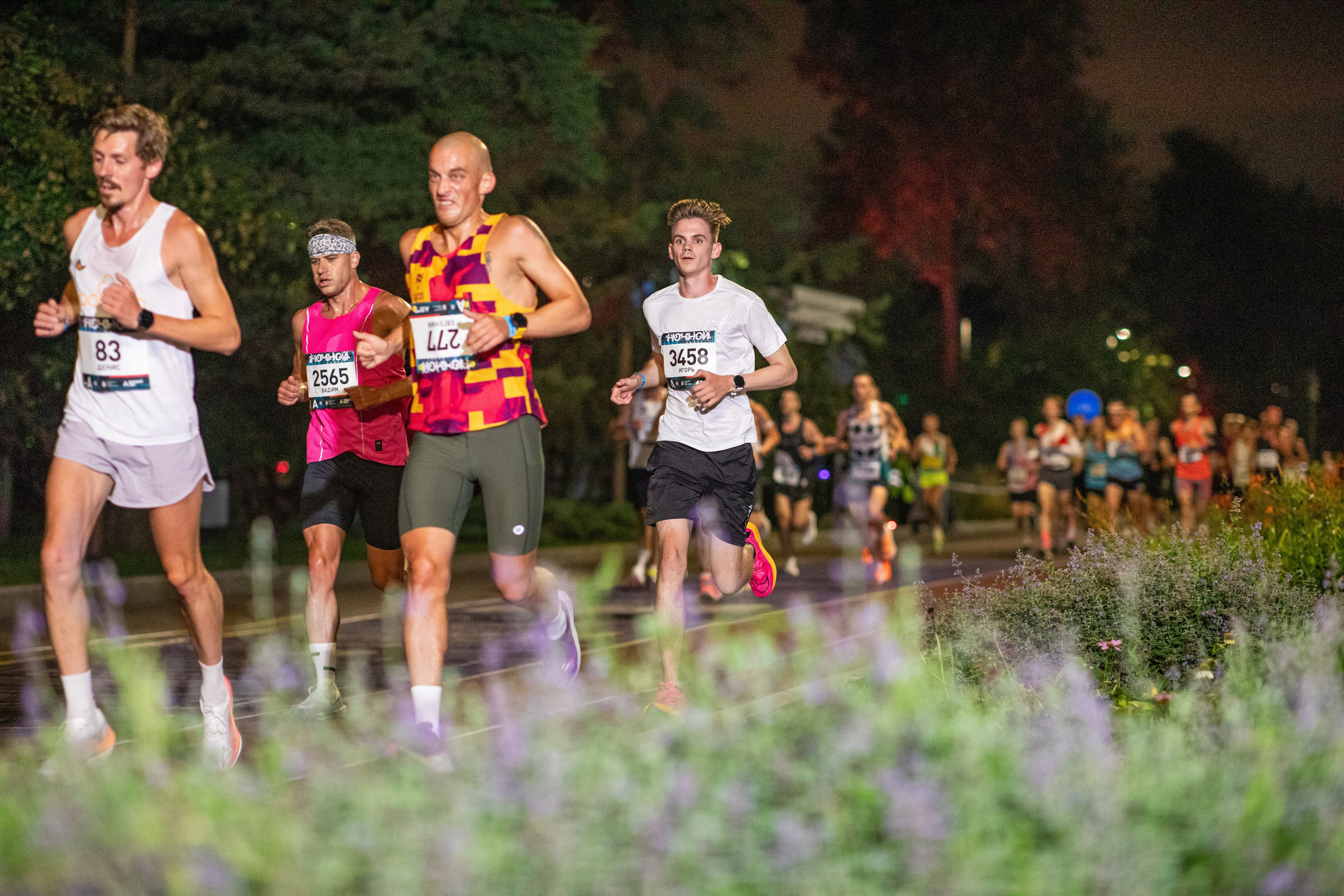Ночной забег в ленте фотографий бегунов 03.08.24. Фотограф Сергей Ловкий