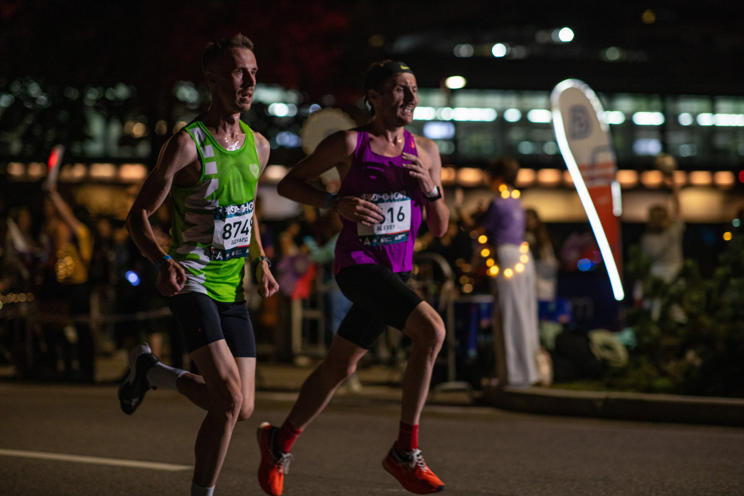 Ночной забег в ленте фотографий бегунов 03.08.24. Фотограф Сергей Ловкий