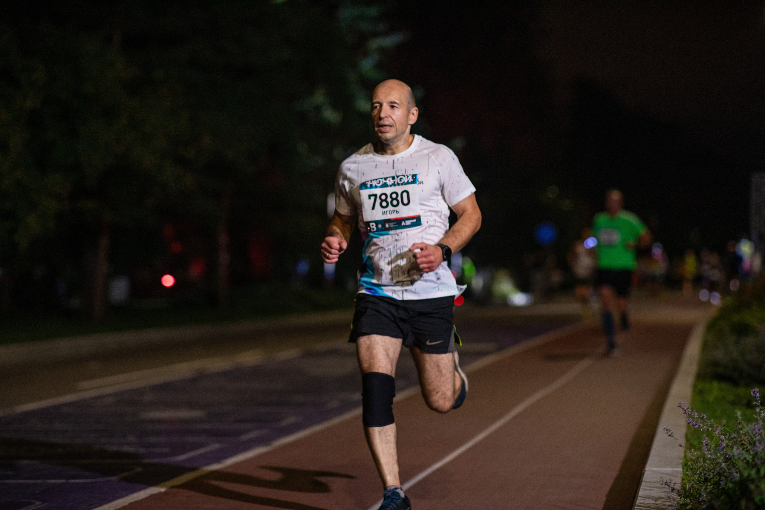 Ночной забег в ленте фотографий бегунов 03.08.24. Фотограф Сергей Ловкий