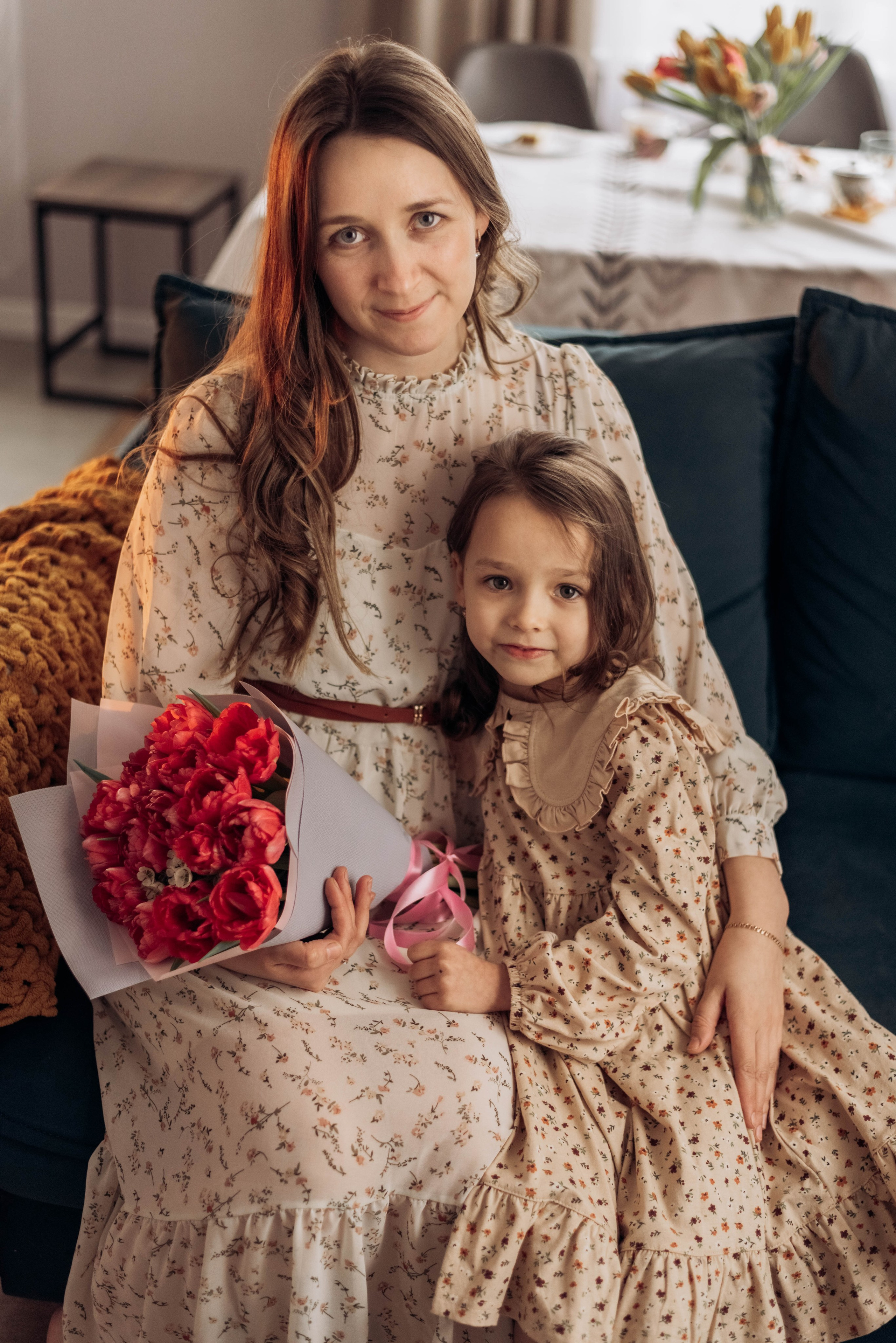 Домашняя фотосессия для мамы и дочек, с цветами, весной, к 8 марта. Семейный фотограф в Железнодорожном Масаева Елена
