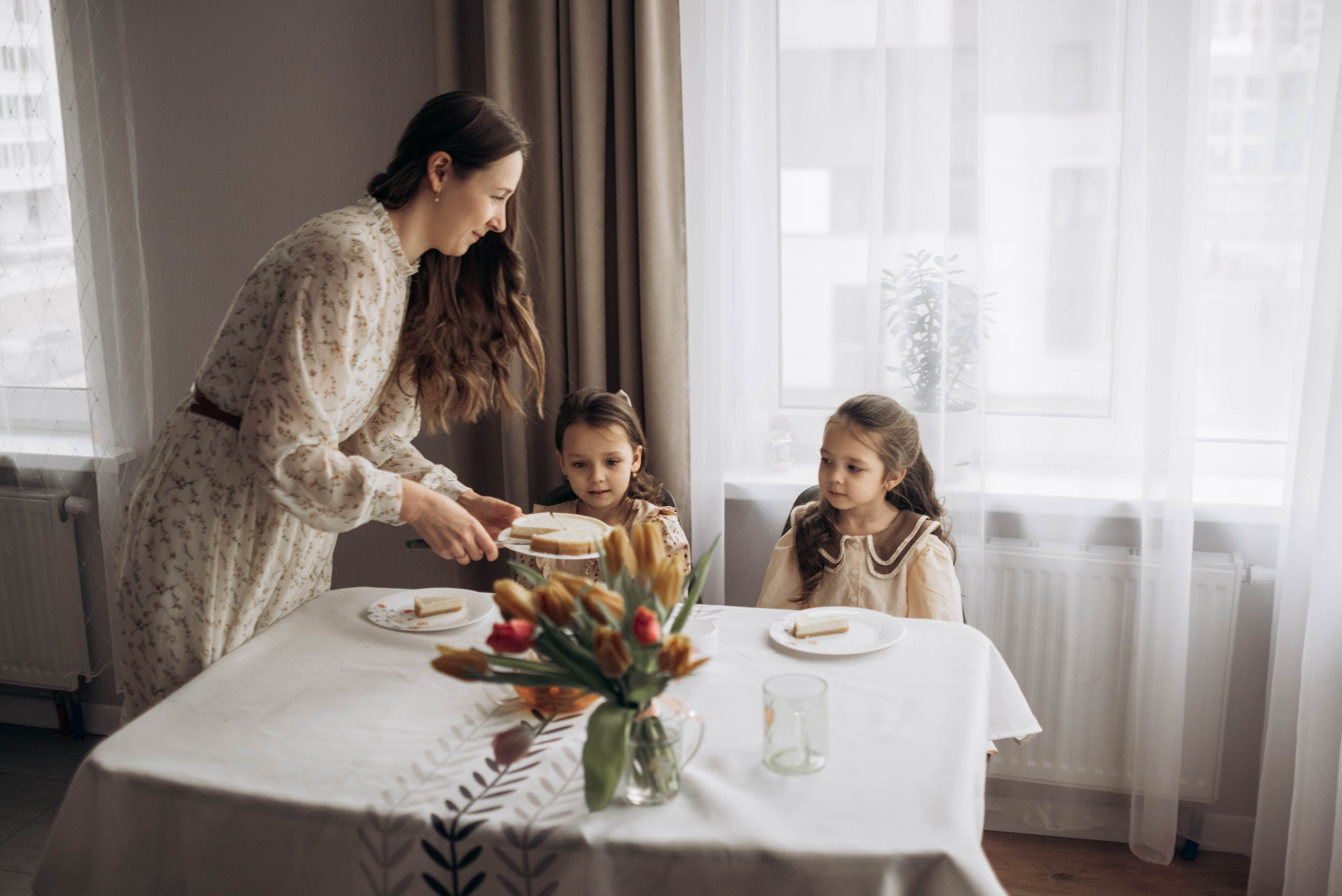 Домашняя фотосессия для мамы и дочек, с цветами, весной, к 8 марта. Семейный фотограф в Железнодорожном Масаева Елена