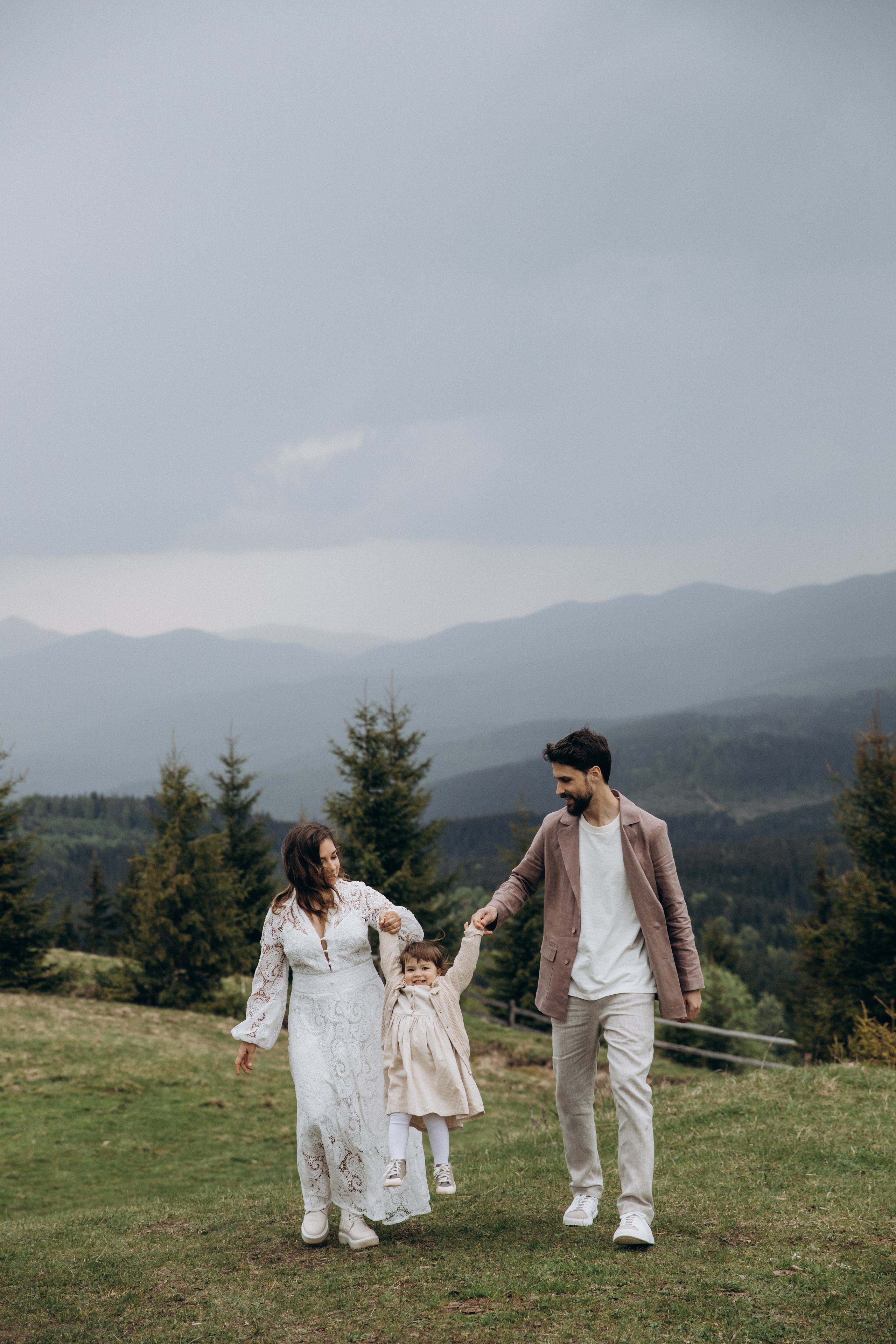Карпаты. Никита, Флора и Аня. Семейный фотограф Оля Гладченко