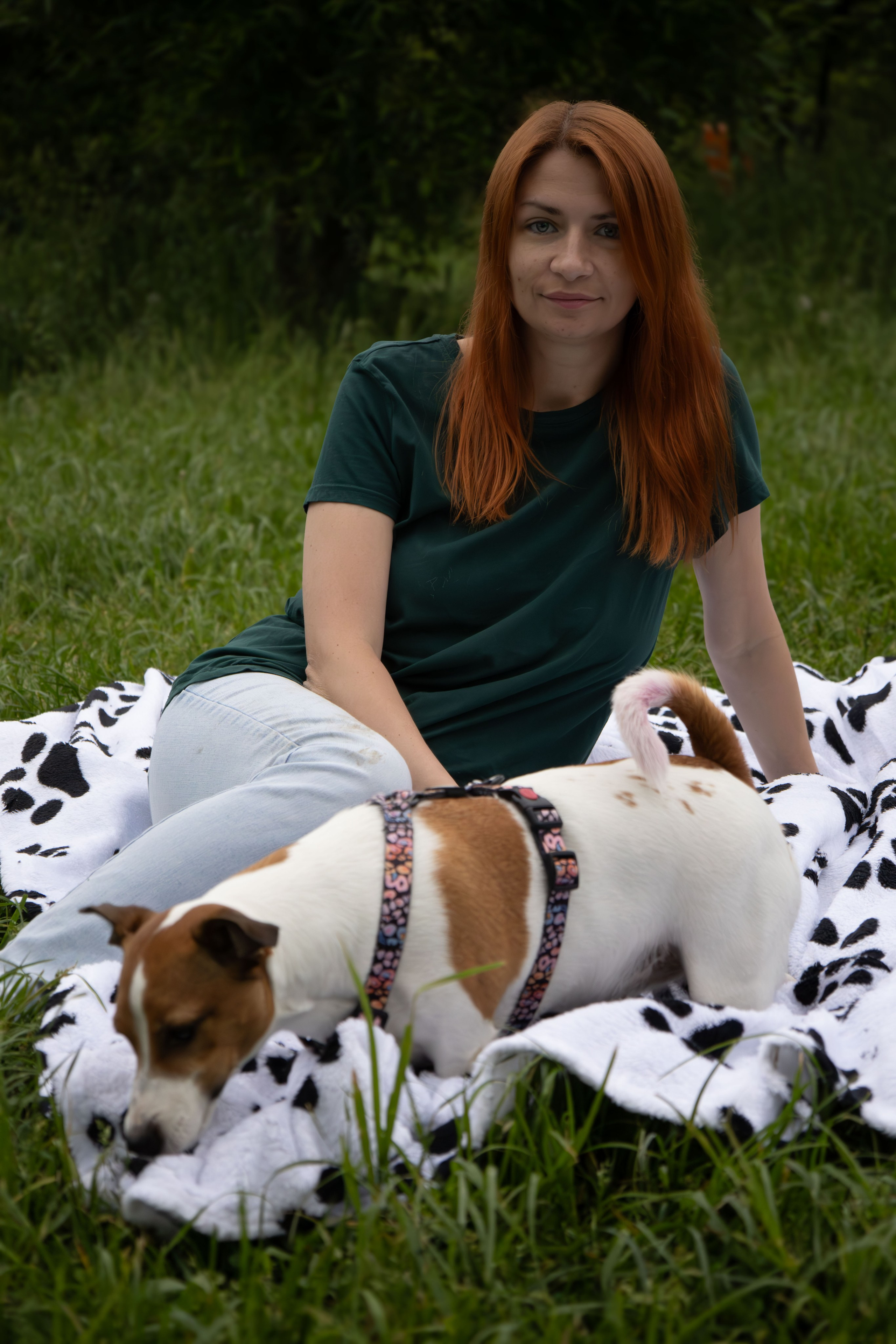 Моя маленькая спутница: Банни и Настя в Южнобутовском парке. Фотограф-анималист в Москве Екатерина Тихонова