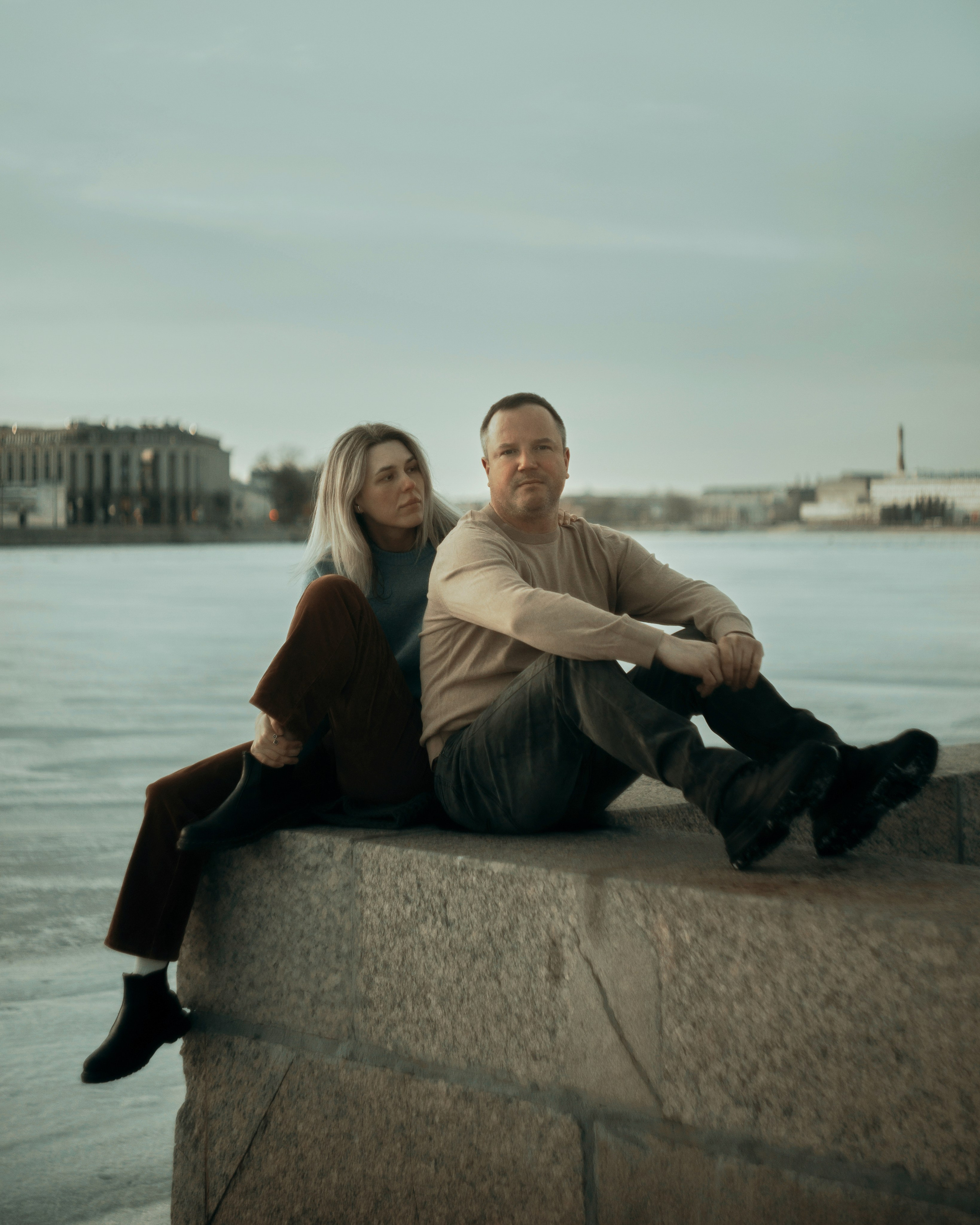 Авторская love story фотосессия в Санкт-Петербурге у воды, атмосферная съемка пары с глубоким настроением, близостью и чувством истории