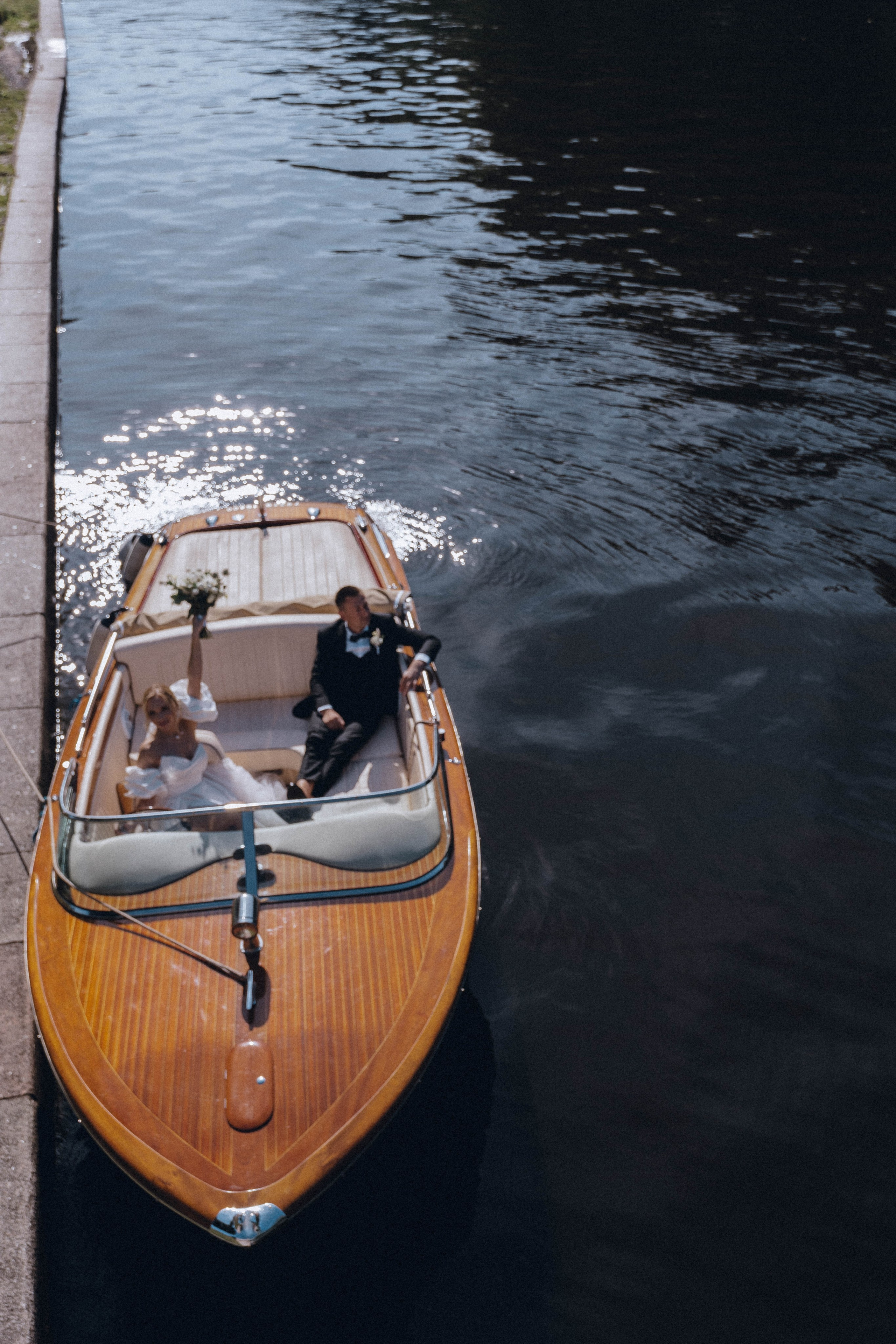 СВАДЕНБНАЯ СЬЕМКА НА КАТЕРЕ ПО КАНАЛАМ САНКТ-ПЕТЕРБУРГА И В АКВАТОРИИ НЕВЫ. Профессиональный фотограф, Санкт-Петербург — Виктория Богомолова