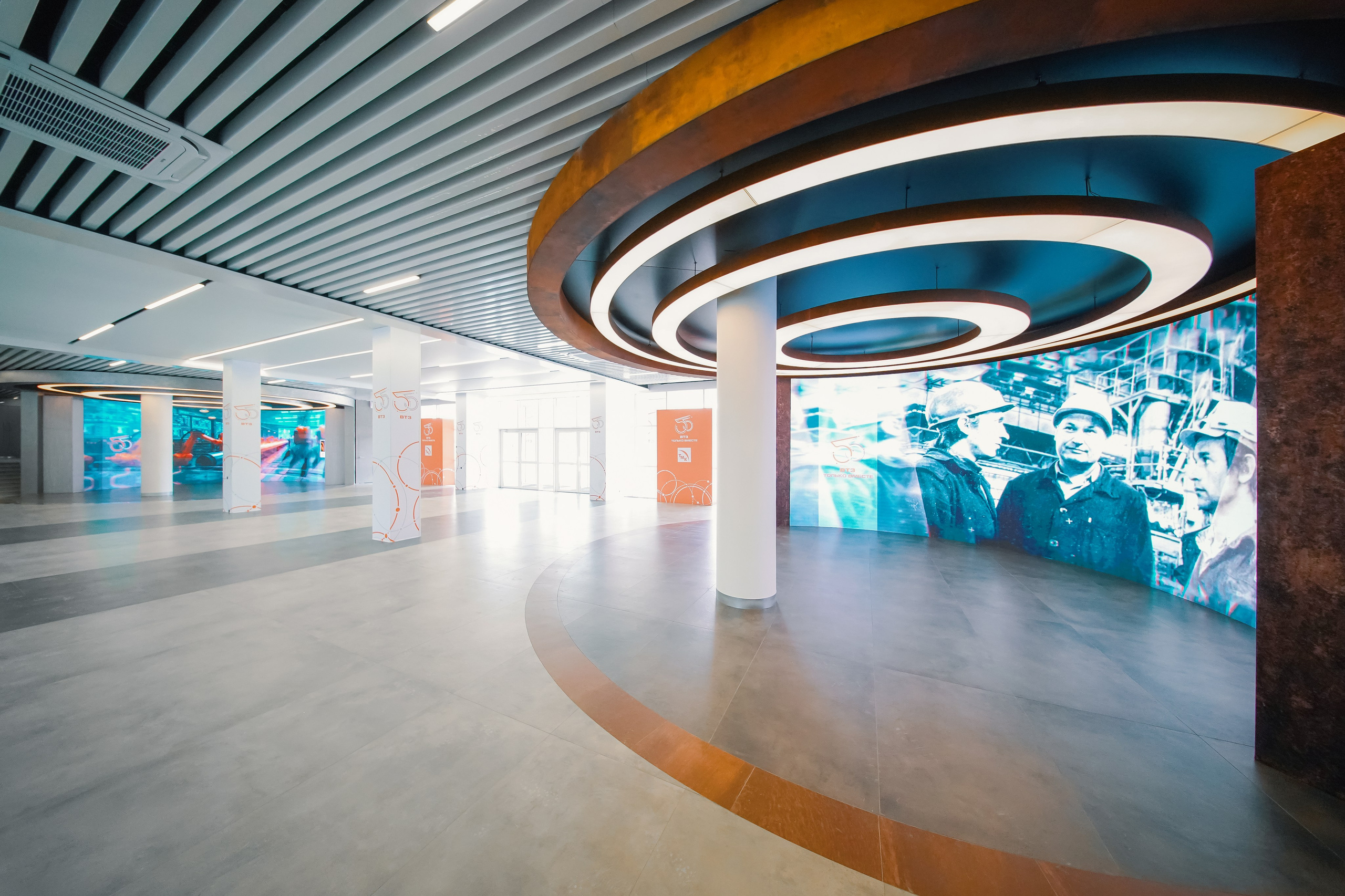 Фойе заводоуправления ВТЗ. Фотограф Никита Барановский