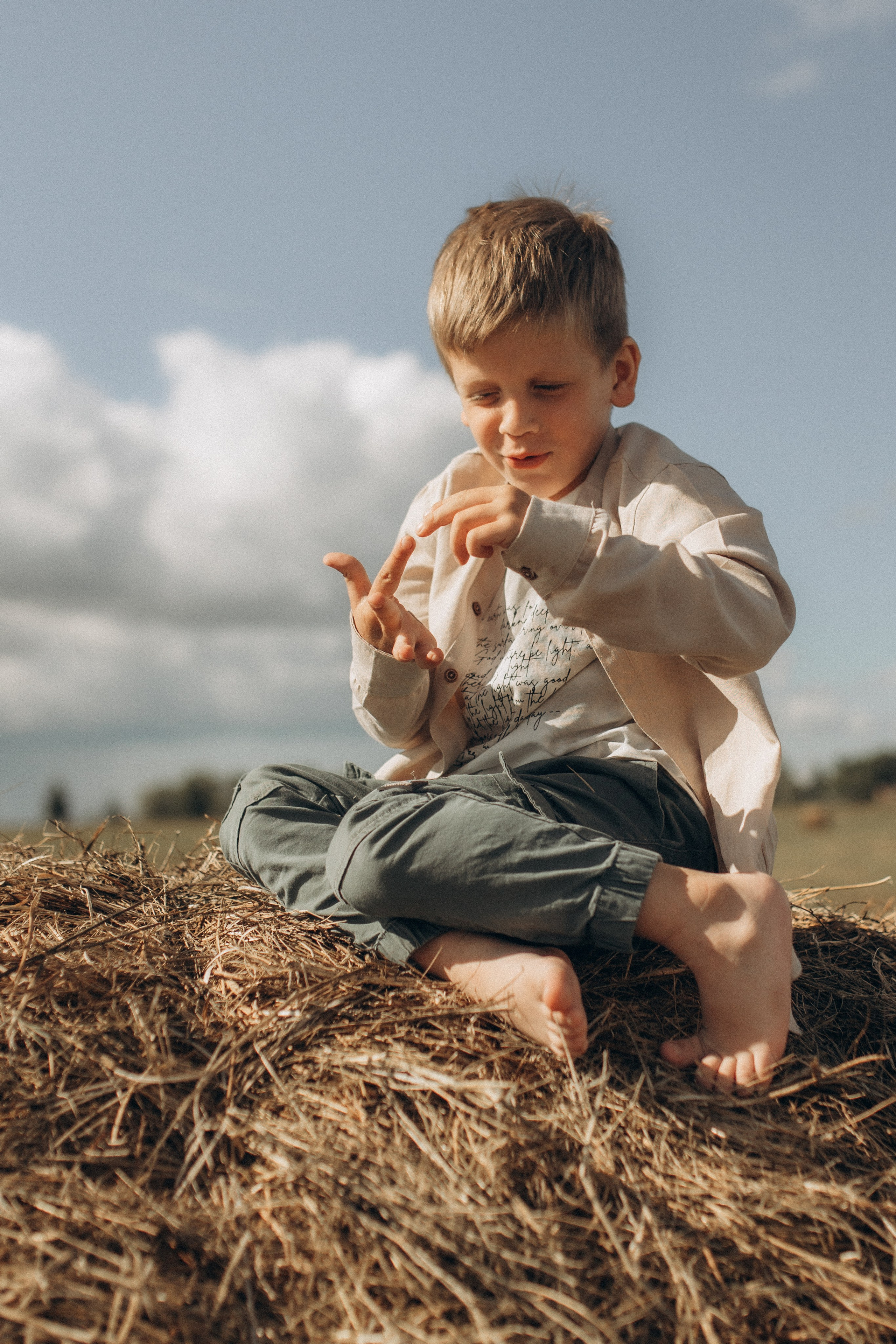 Вика и Миша на сене. Семейный фотограф lifestyle в Новосибирске Елена Шпилевая