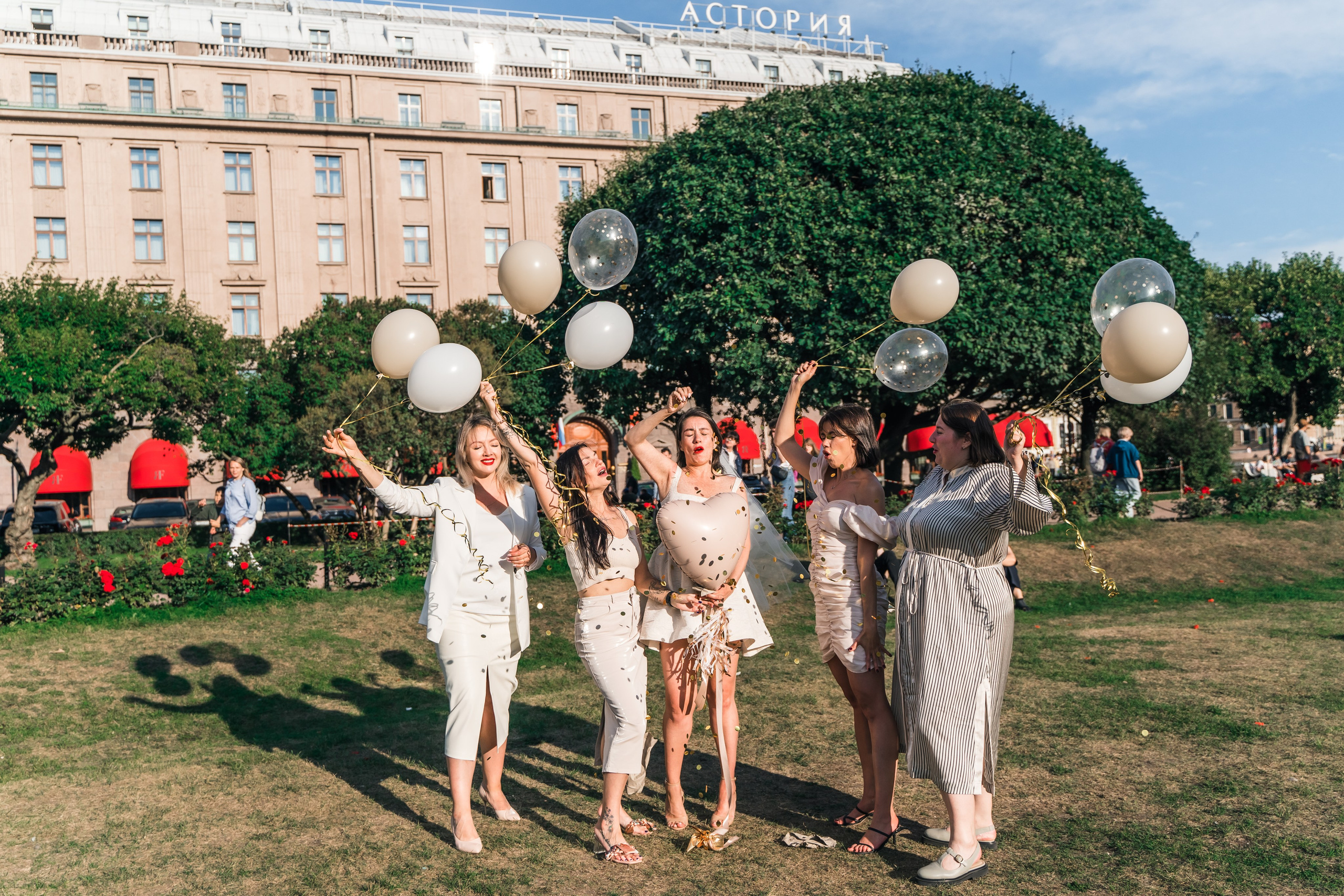 Фотосъемка девичника, встреча девушек, веселые женские портреты