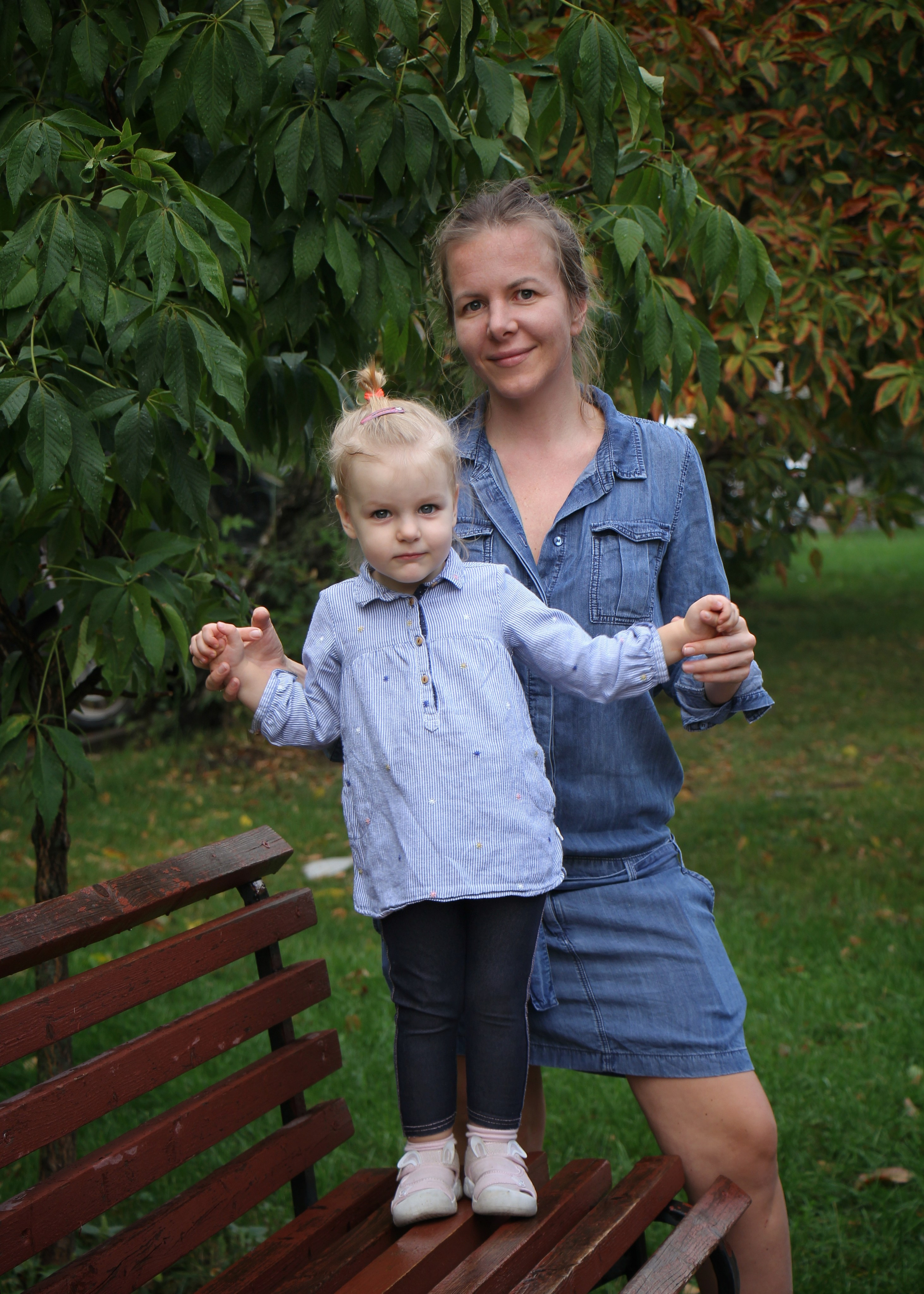 На прогулке Маша с мамой. Портретный фотограф Москва