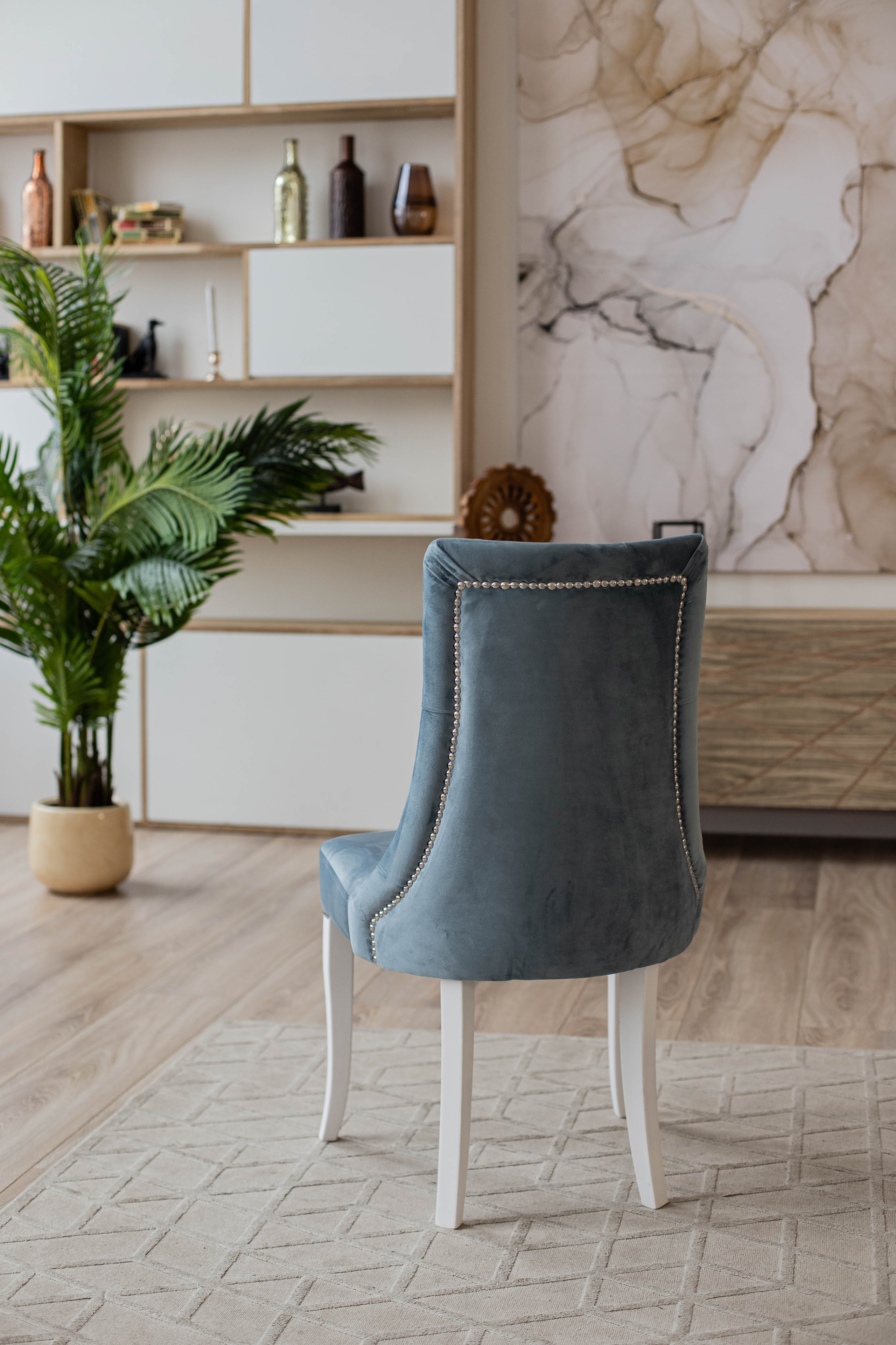 Стулья. Фотограф