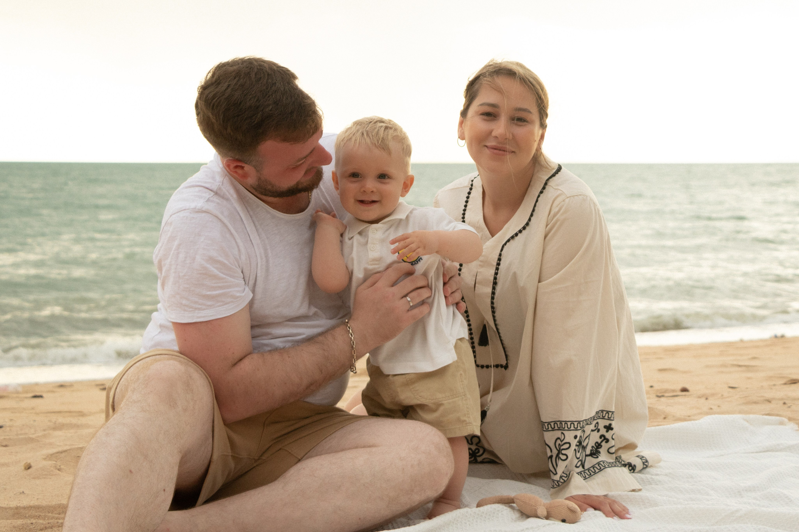 Alena’s family. Portrait photographer in Thailand