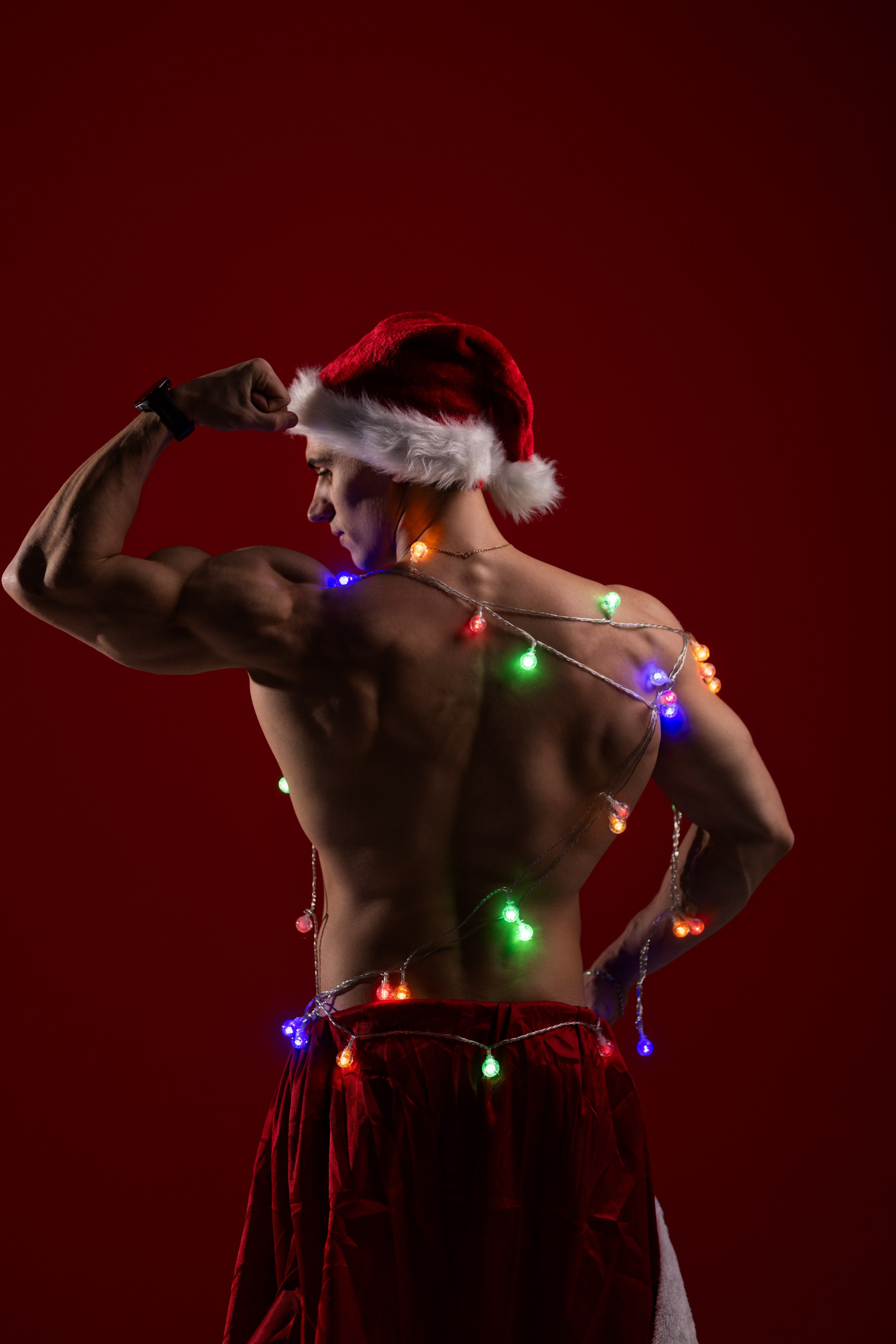 Новогодняя спортивная фотосессиия в студии в костюме деда мороза в Воронеже