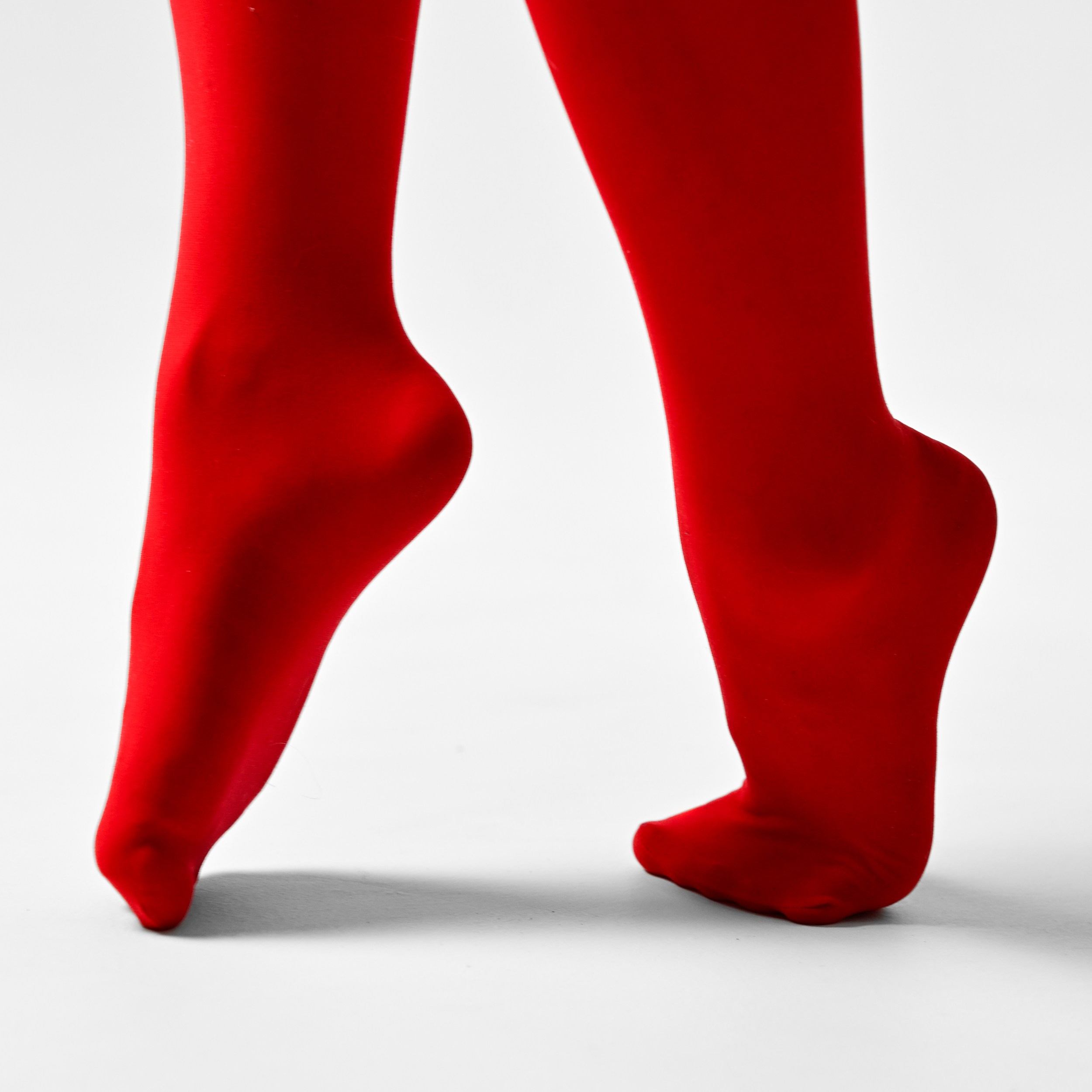 Минималистичная студийная фотосессия в красном образе