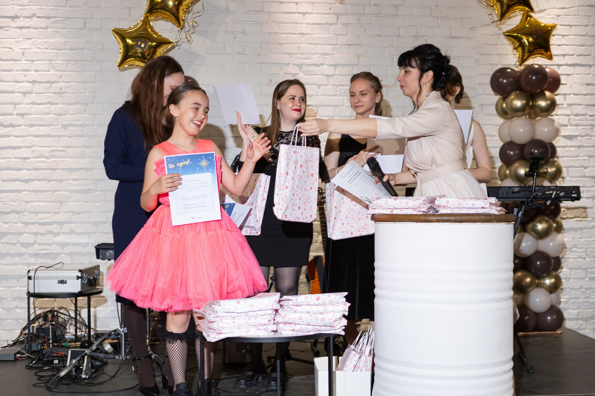 Яркая фотосессия для выпускного 4 класса в ресторане Весенний лофт. Семейный и детский фотограф в СПБ, Пушкин, Колпино, Славянка, Тосно