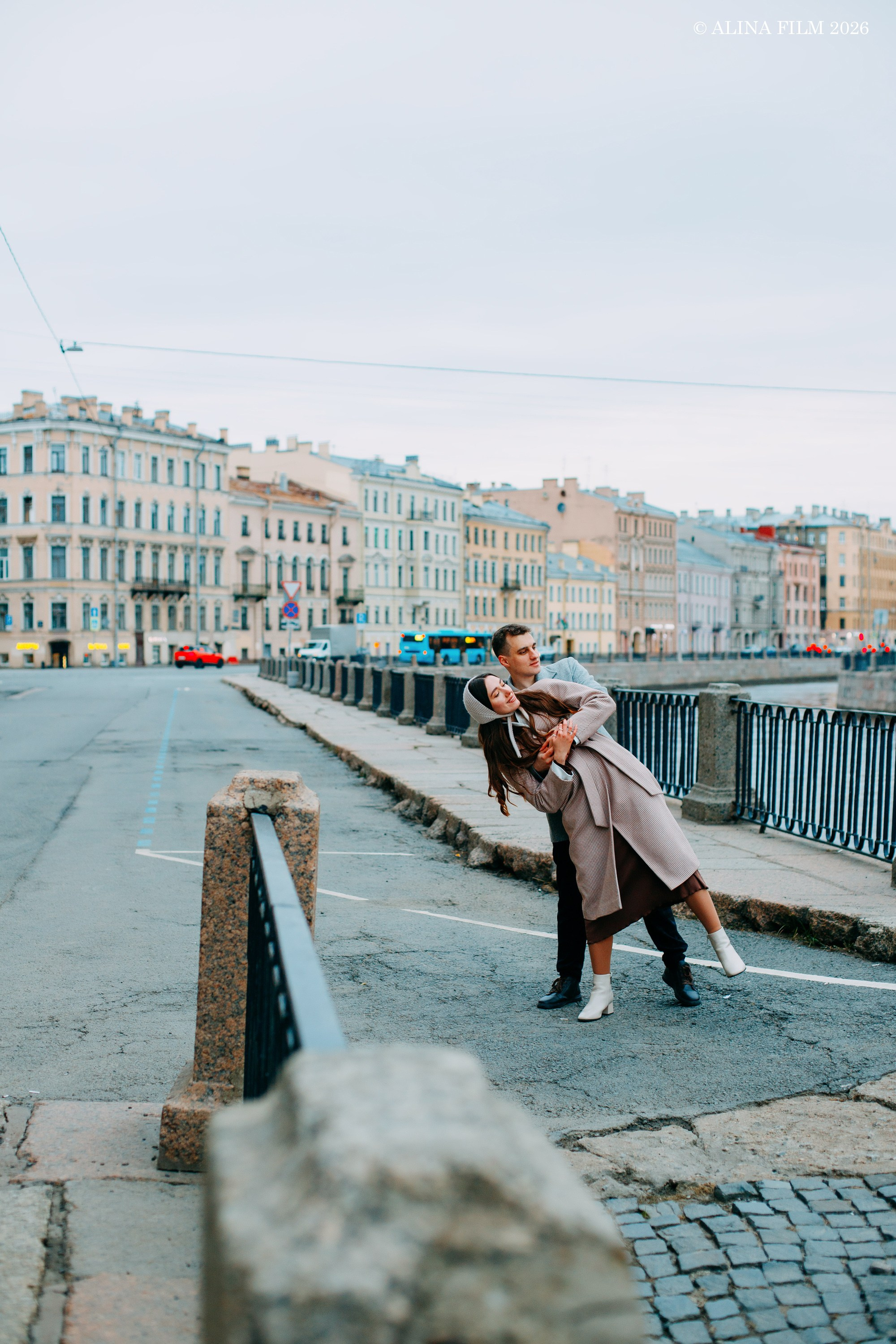 Фотосессия лавстори на Старо-Калинкином мосту. Фотограф в Санкт-Петербурге Alina Film