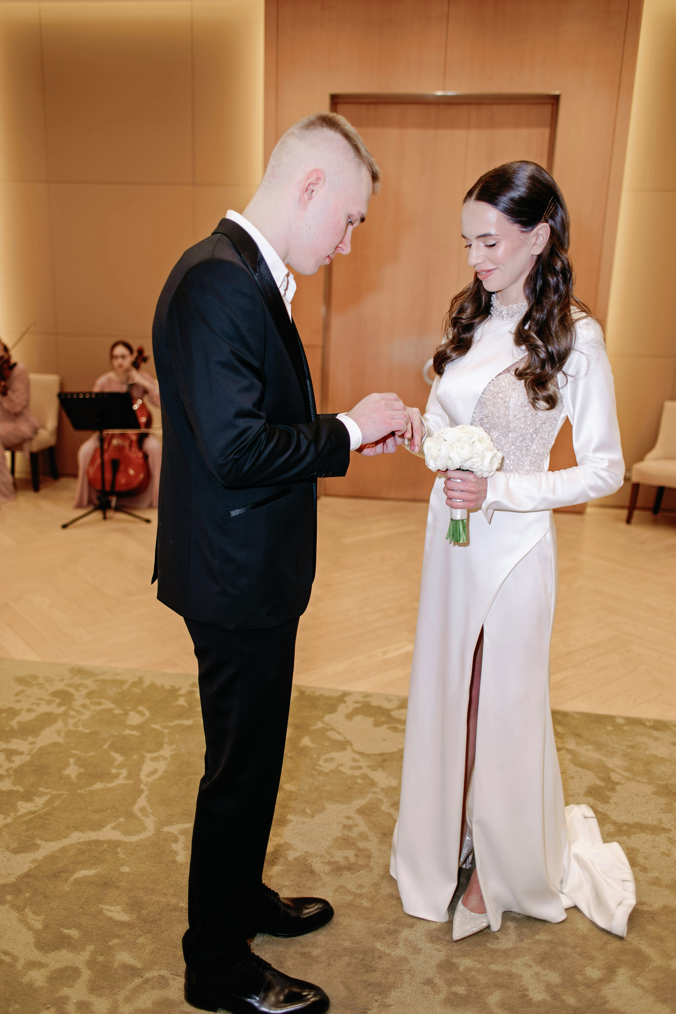 Свадьба для двоих в Москве, фотосессия на крыше, сборы, прогулка в Barvikha Luxury Village