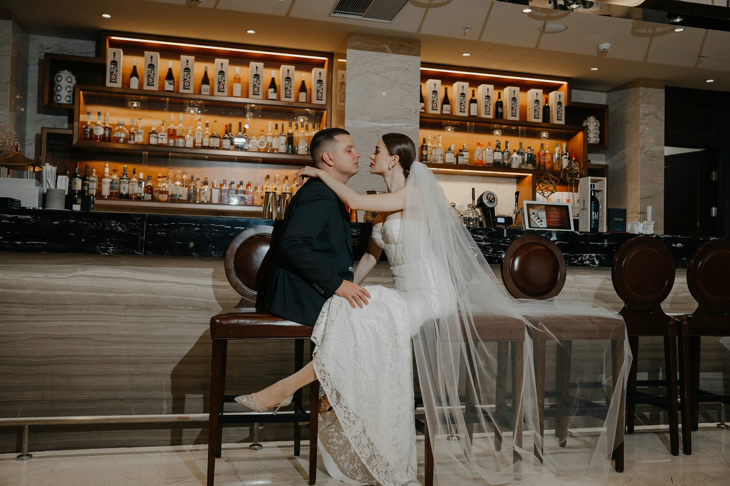 Свадебные фотографии жениха и невесты в отеле Soluxe