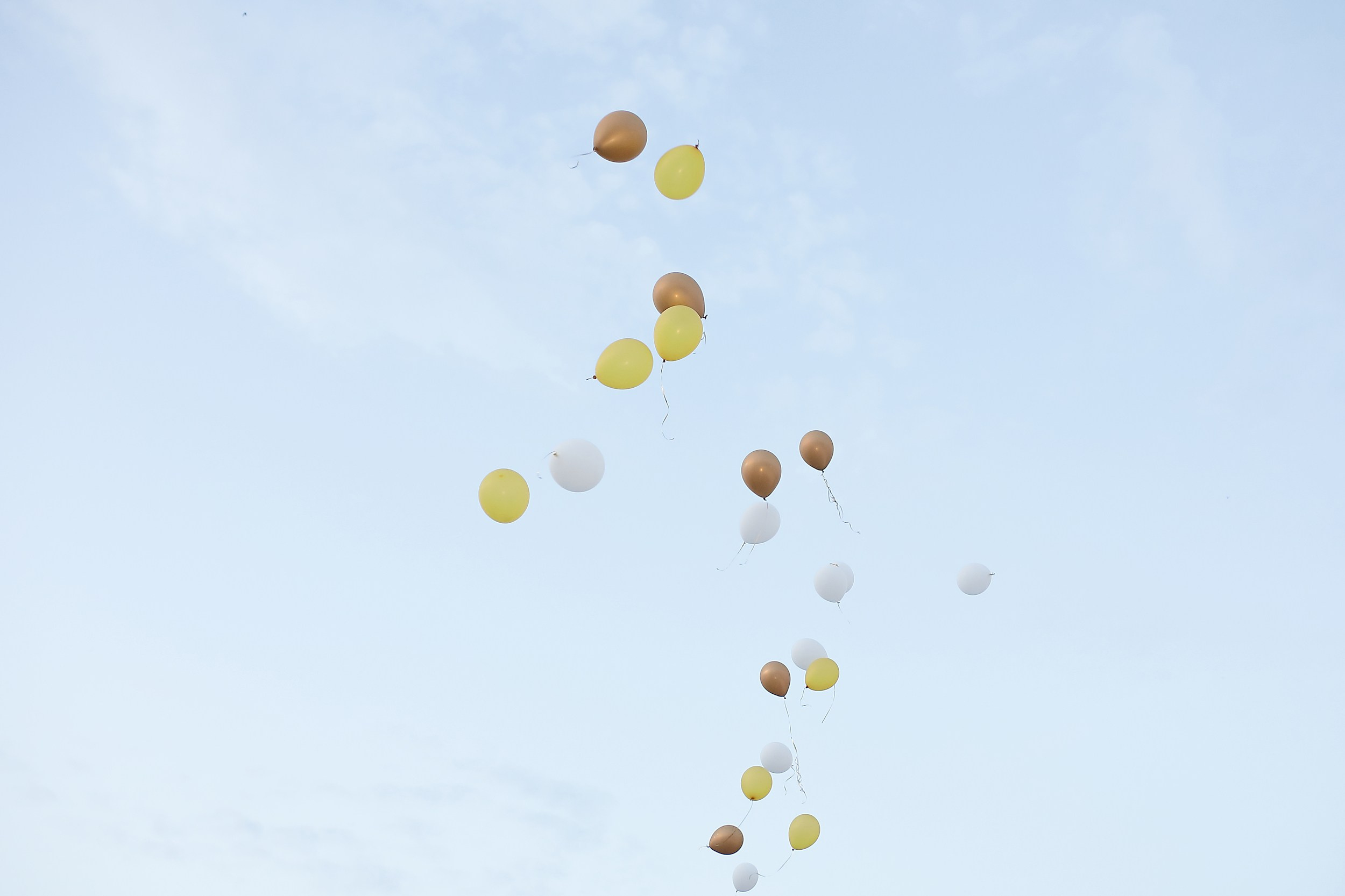 прощальное запускание воздушных шаров в небо на выпускном