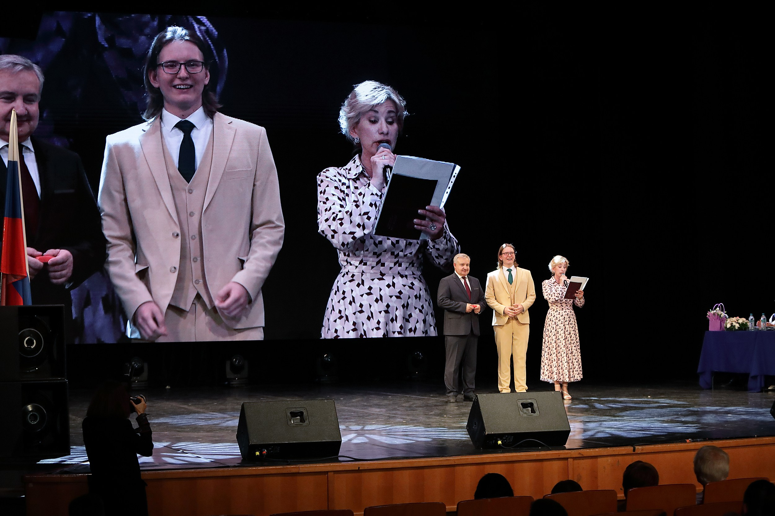 вручение аттестатов на сцене гимназия 9 екатеринбург дк урал