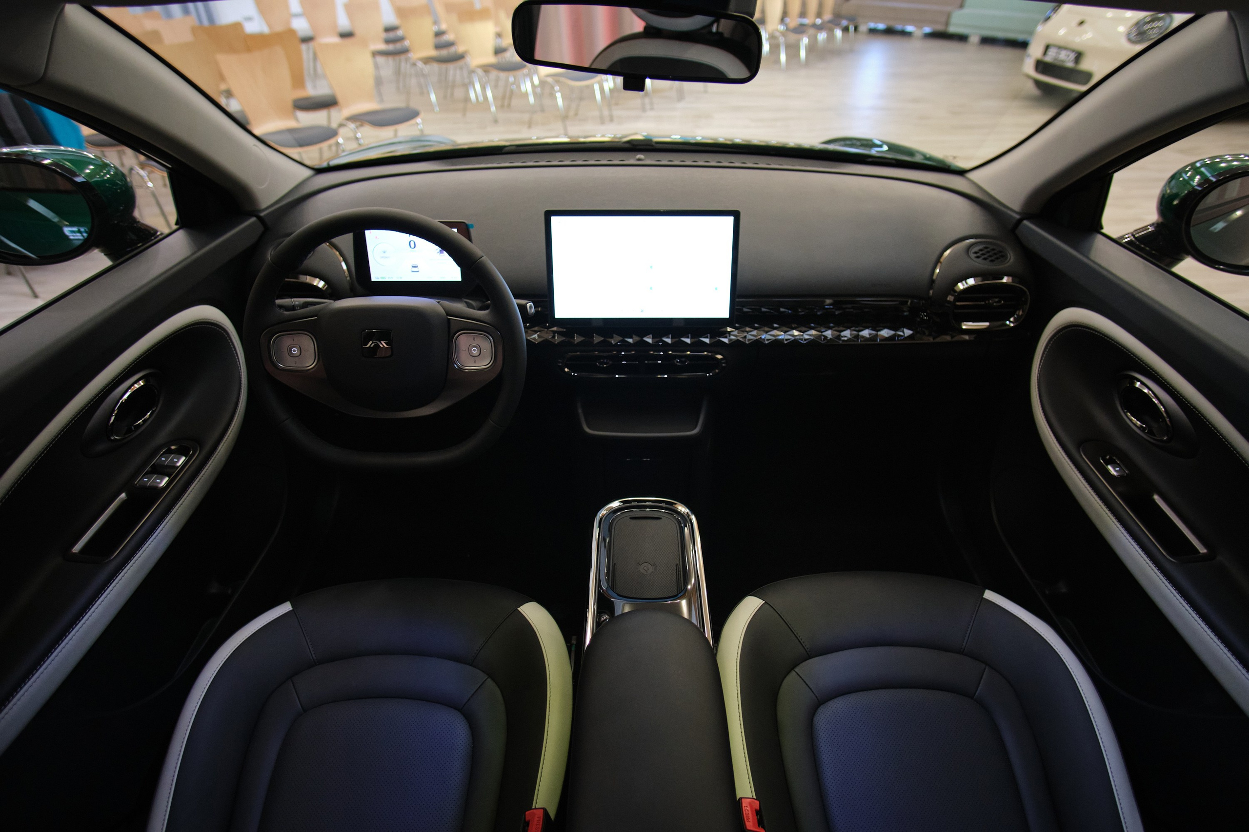 Презентация электромобиля JAC E30X в IBB Hotel. Репортажный фотограф Дмитрий Литвинский. Минск, Беларусь, мир