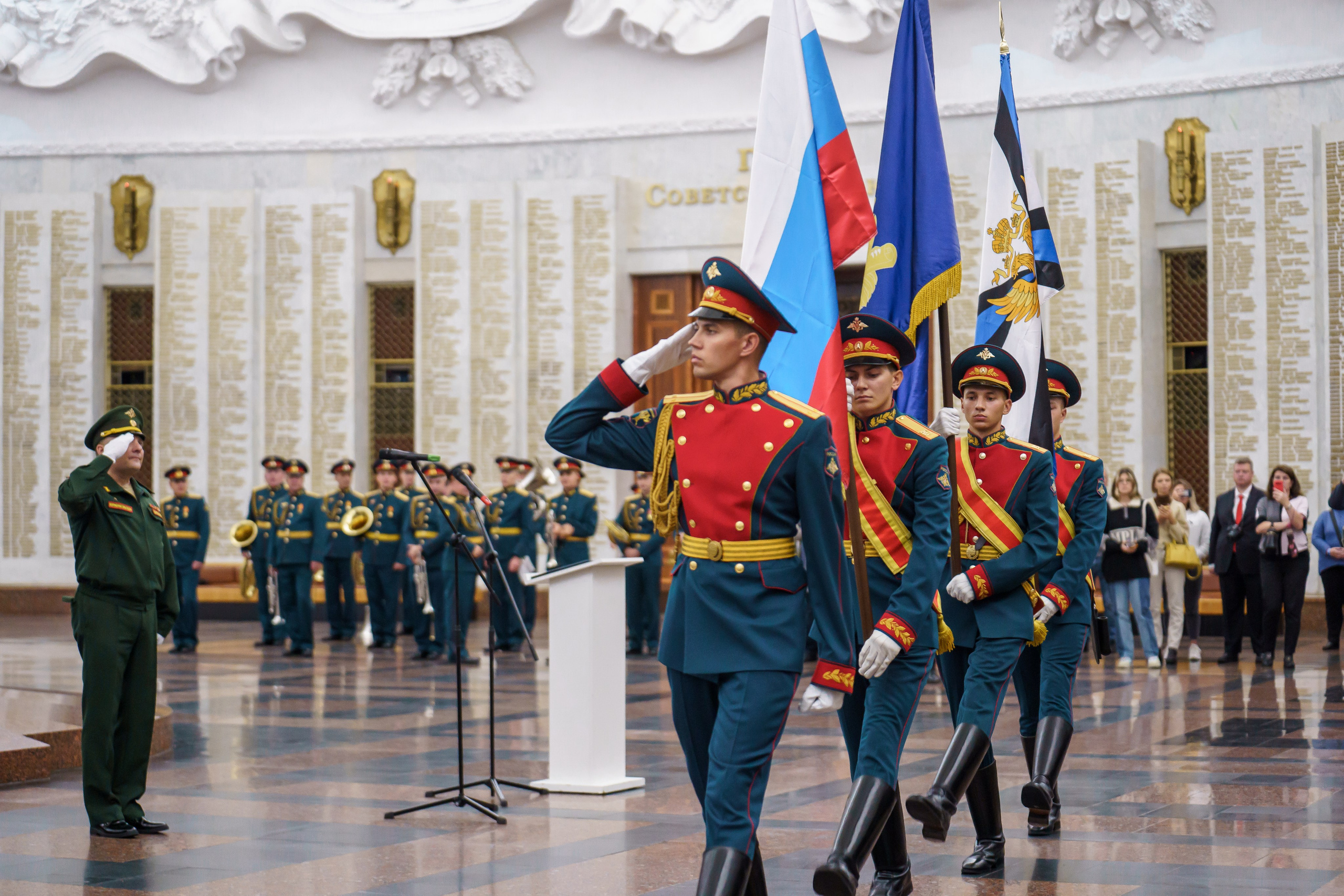 Кадеты маршируют во время присяги в Москве.