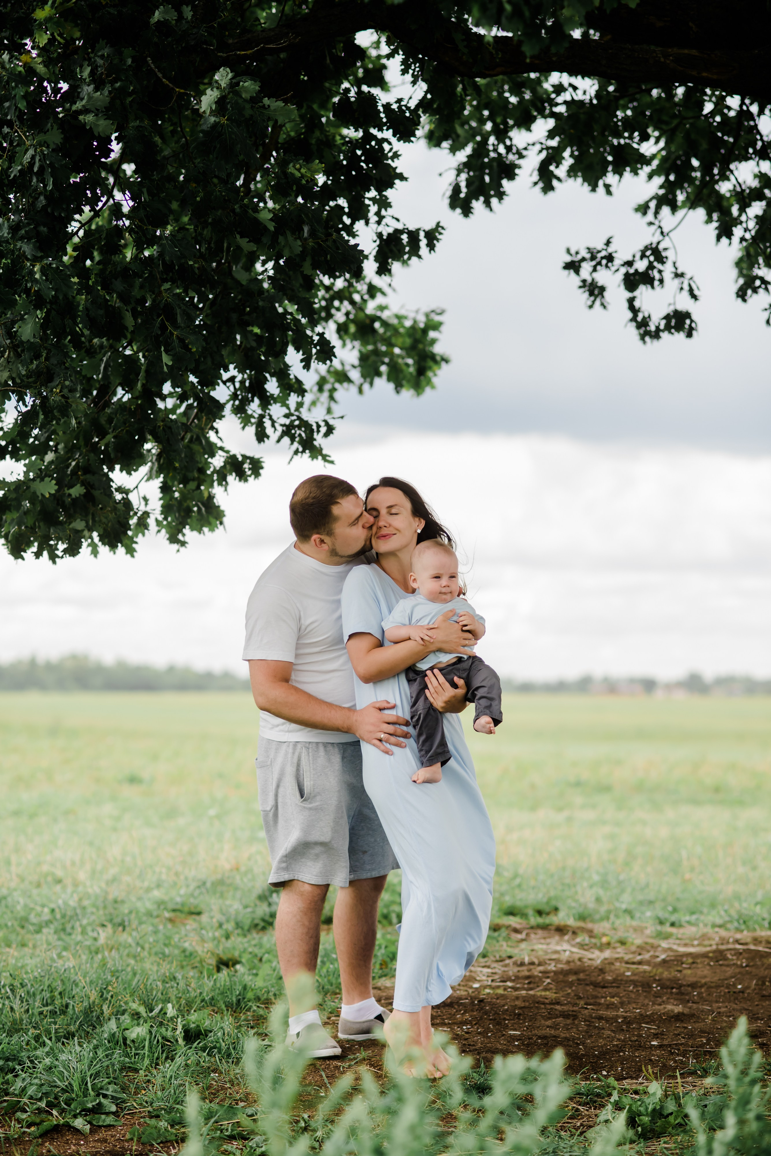 Анна и ее семья, фотосессия в поле. Свадебный и семейный фотограф Евгения Кононова