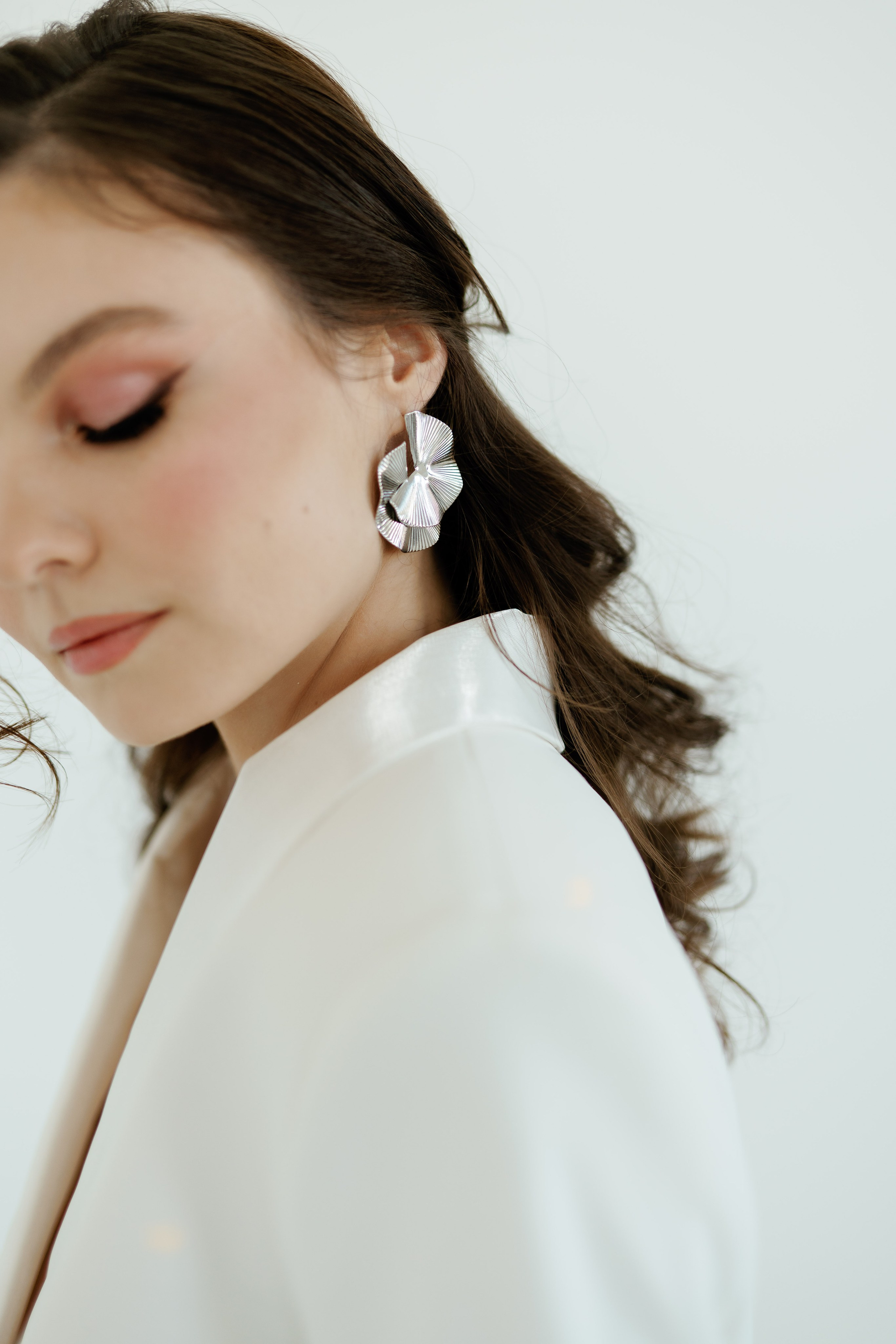 Фотосъёмка свадебных платьев в студии для контента. Портреты студия Москва. Модельные тесты. Lovestory студия в Москве. Женсий фотограф