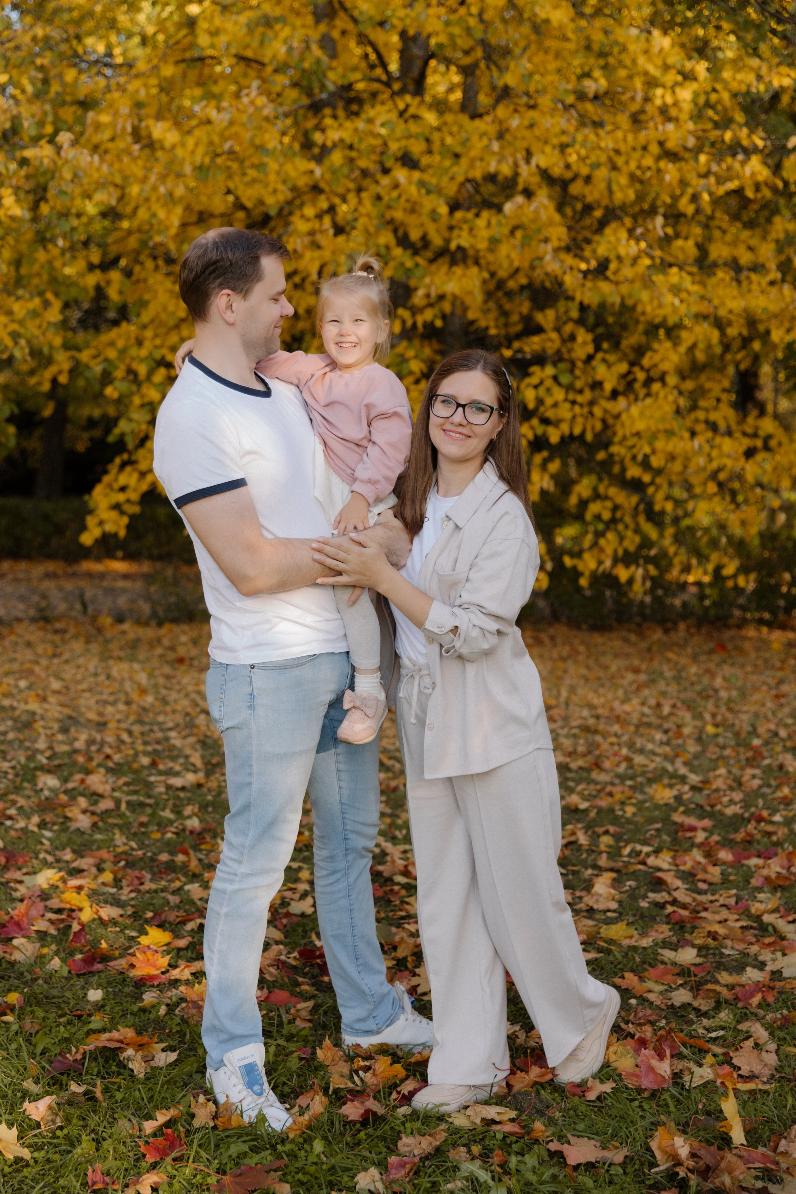 Прогулка Василисы с родителями, дядей и тетей. Семейный и свадебный фотограф в Москве и Зеленограде Пилипенко Юлия
