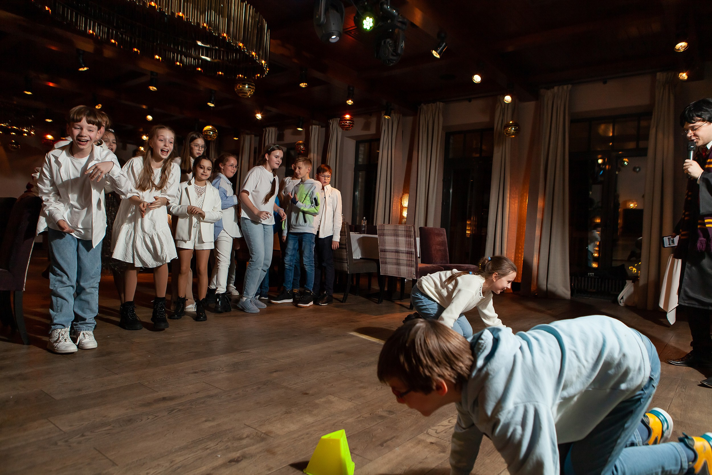 Дети веселятся на дне рождения