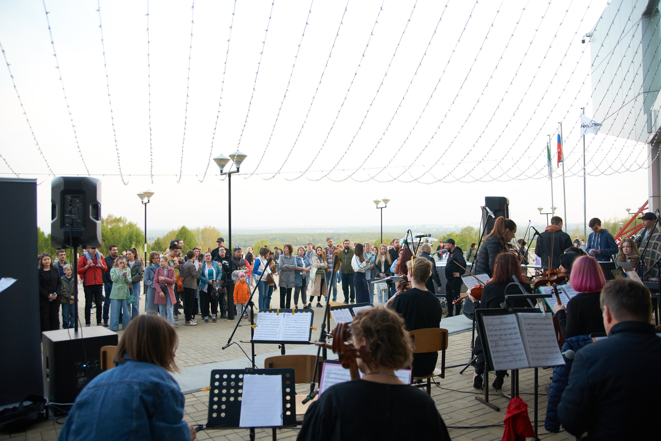 Репортаж: Музыкальная школа Виртуозы в Ночь музеев у планетария. Репортажный и женский фотограф в Новосибирске