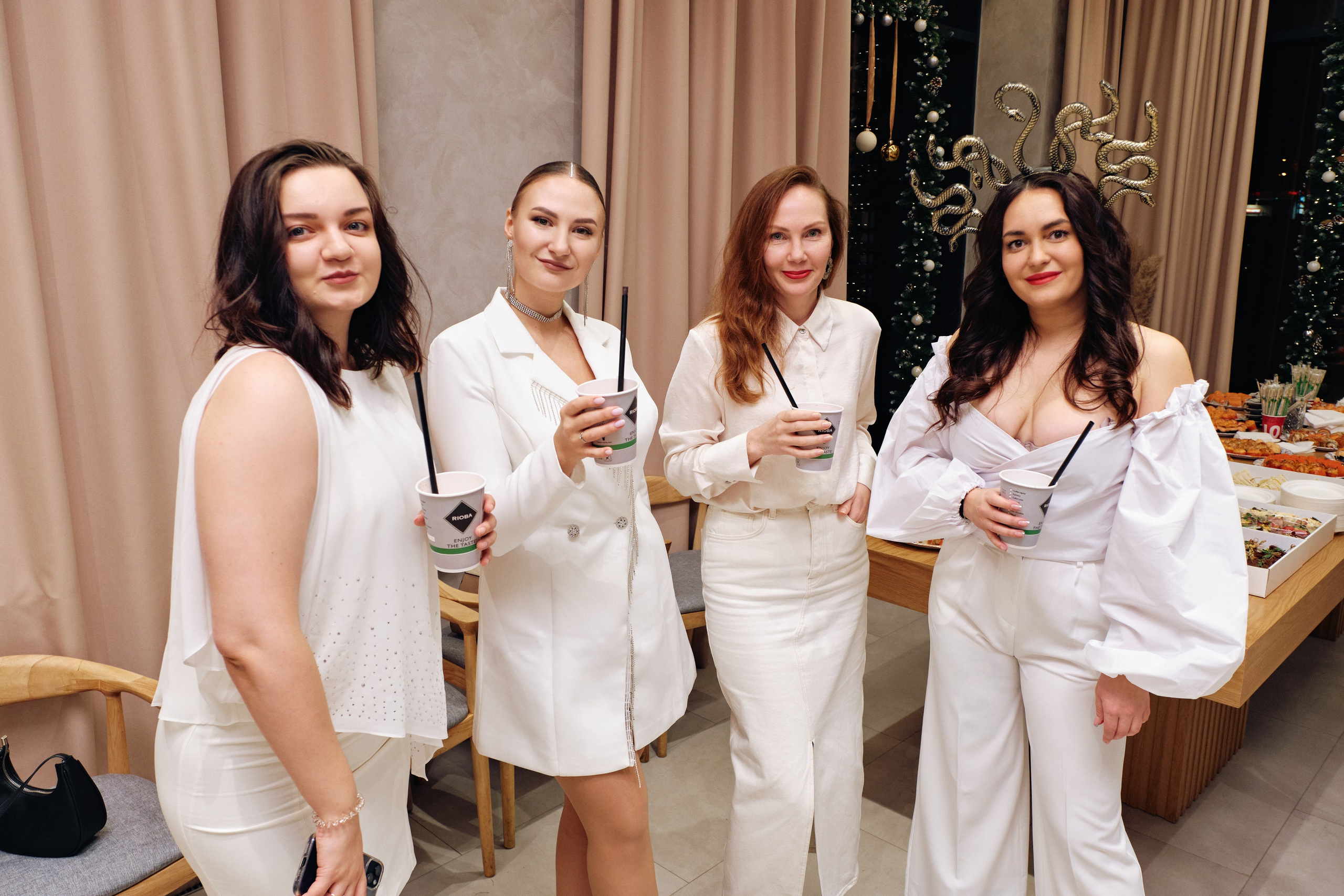 Корпоратив в белом компании Pride group. Семейные и свадебные фотосессии в СПб, в студии, на улице, на природе