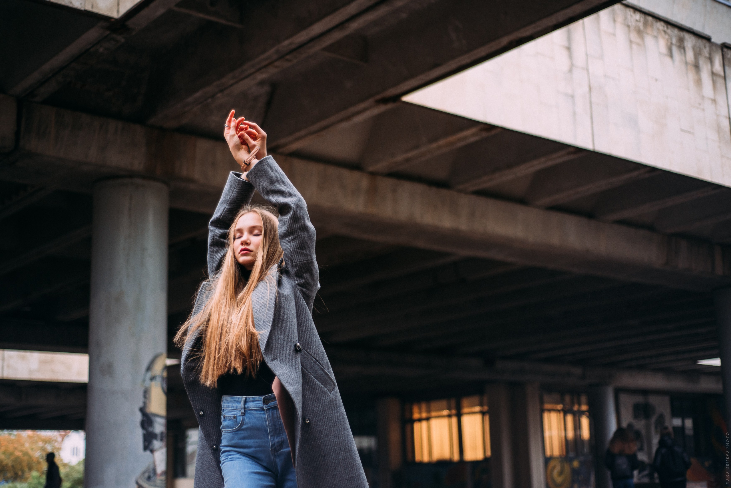 городская фотосессия под мостом