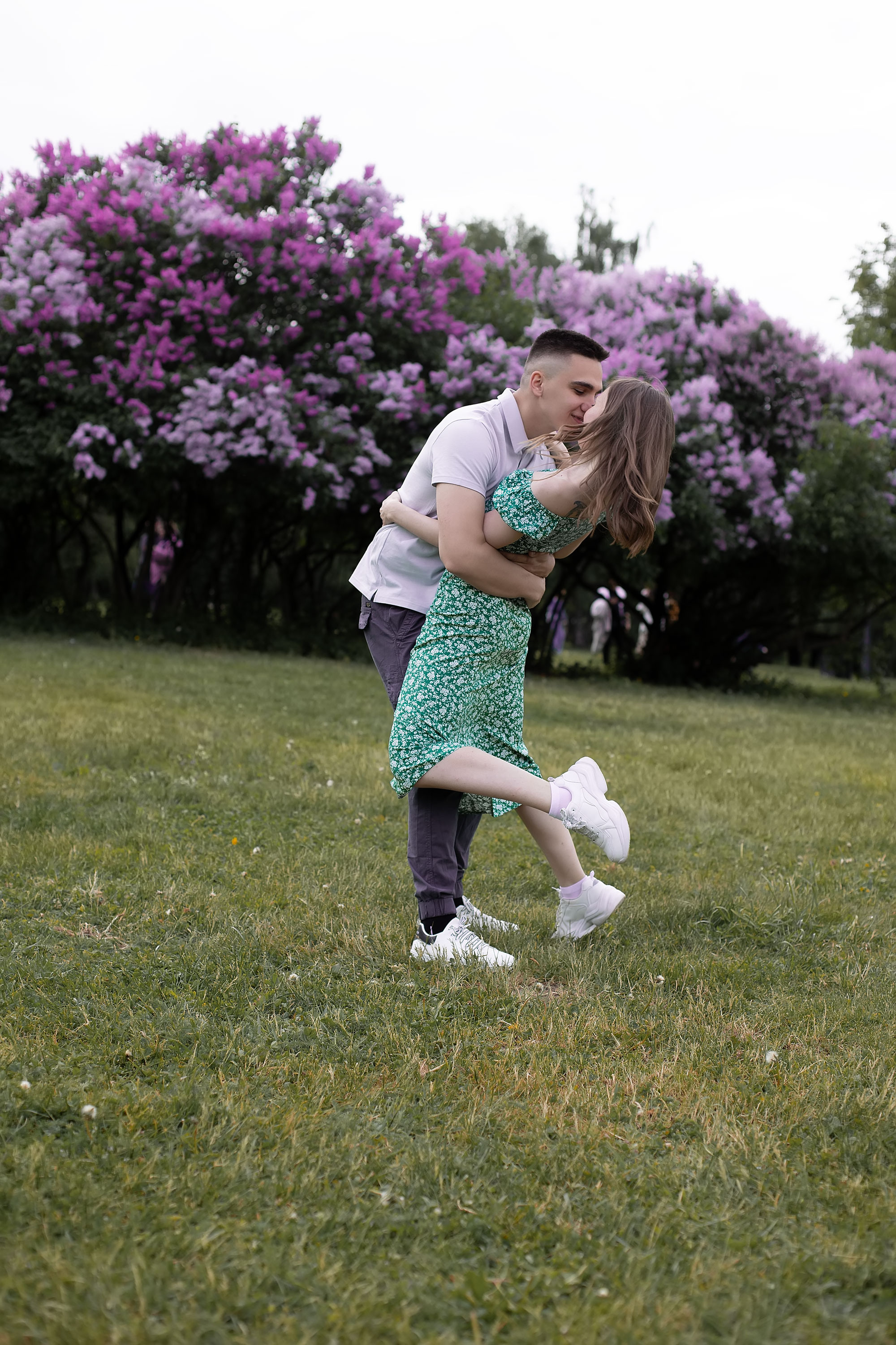 Сиреневый сад Олег и Марина. Семейный, индивидуальный фотограф в Москве Ангели Марина