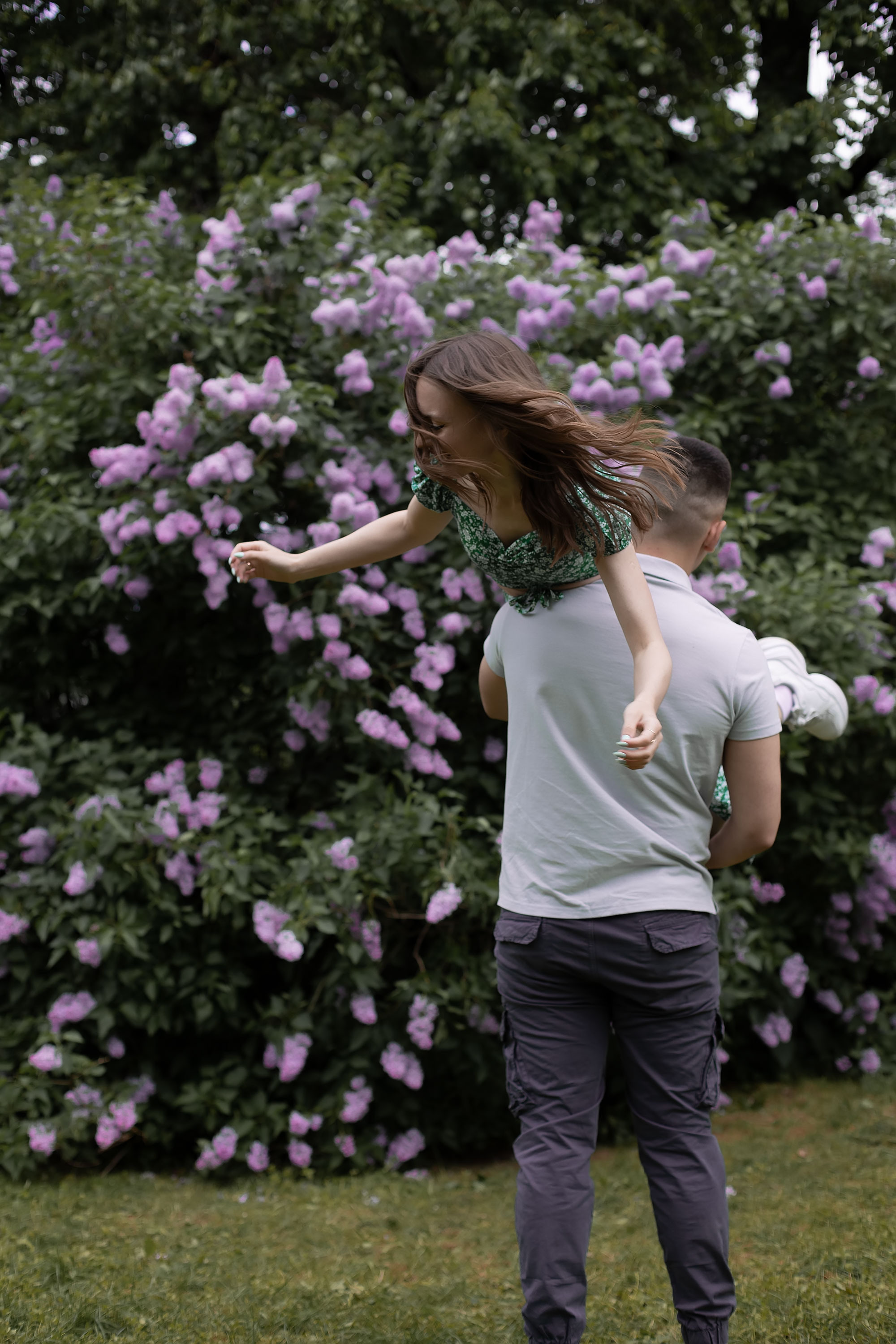 Сиреневый сад Олег и Марина. Семейный, индивидуальный фотограф в Москве Ангели Марина