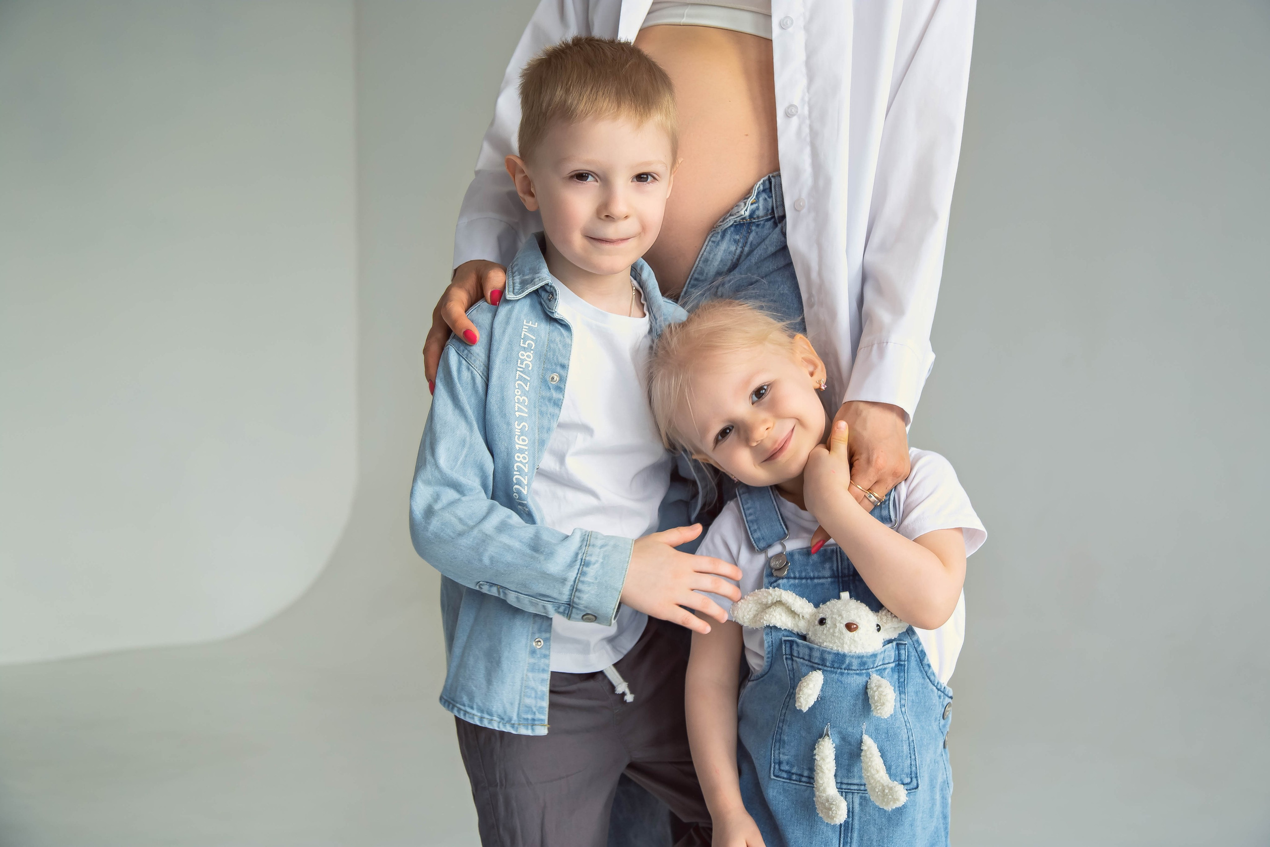 Семейная фотосессия в студии в Москве. Семейный фотограф в Москве Влада Лунина