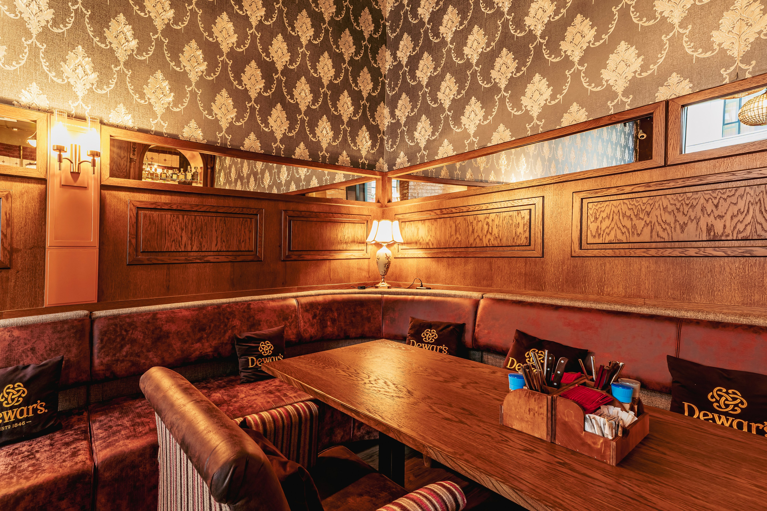 Алматы, Fuller's 4you — камерный паб в верхней части города, апрель 2025. Интерьерный фотограф Алматы