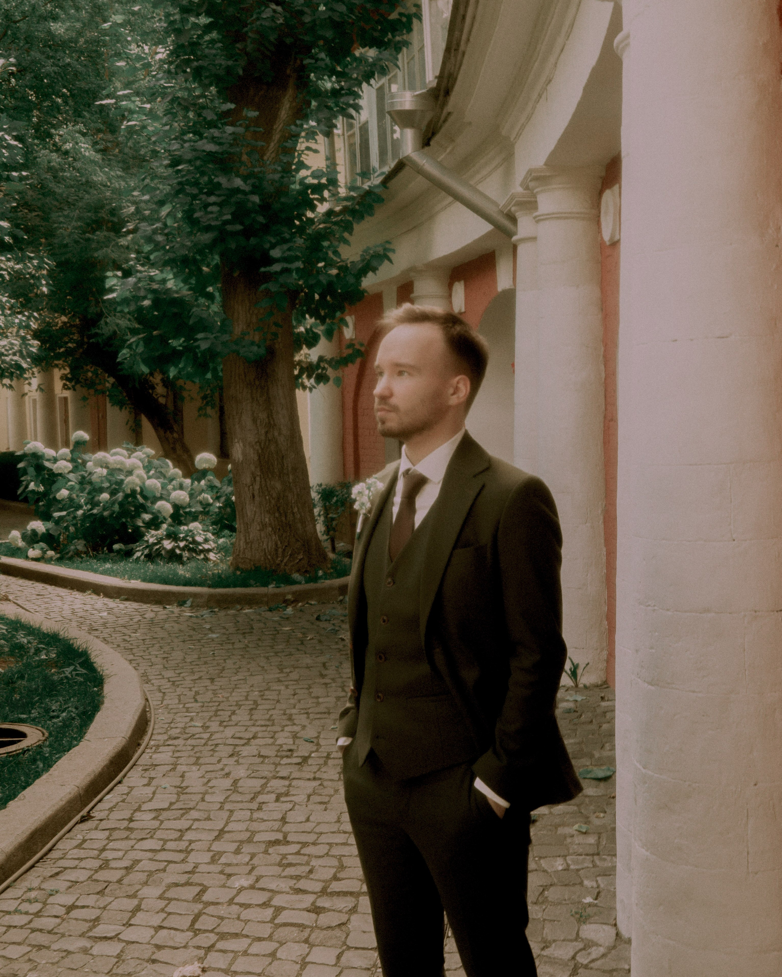 портрет жениха на свадебной съемке