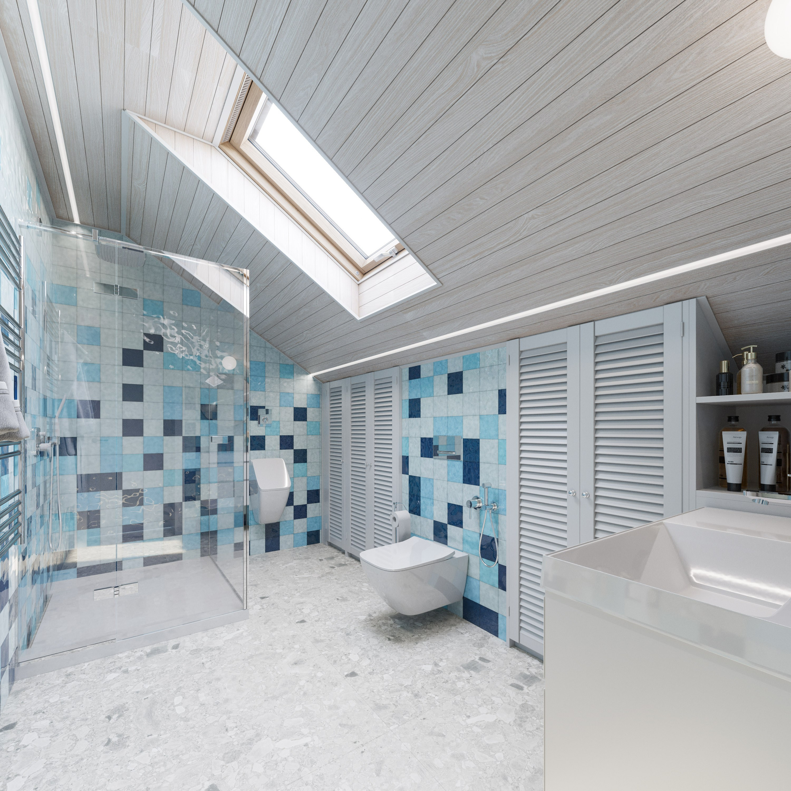 Ванная комната с душем и писсуаром с деревянным потолком на мансардном этаже